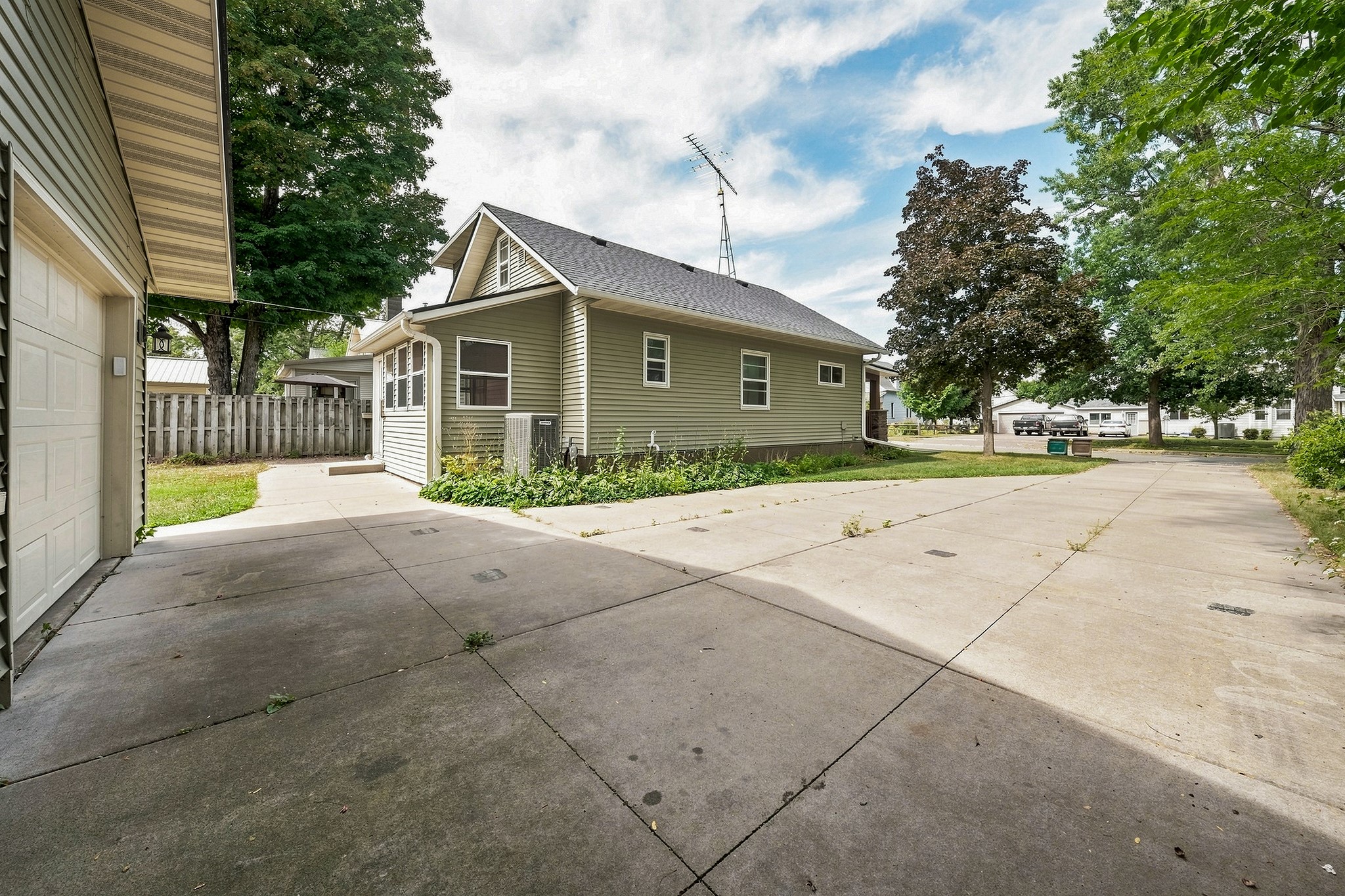 1711 Hayden Avenue Property Photo 3