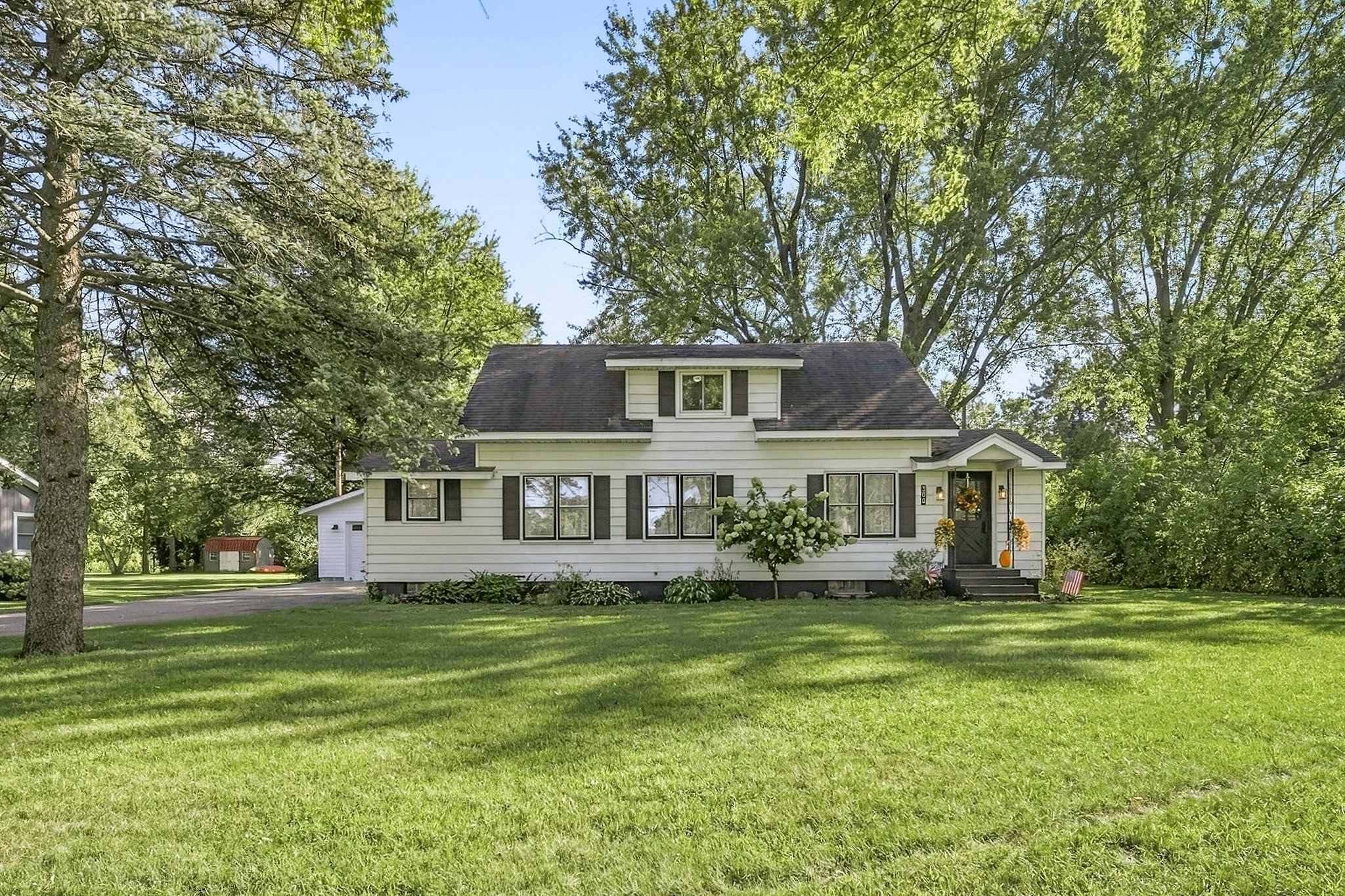 300 Elm Avenue W Property Photo 1