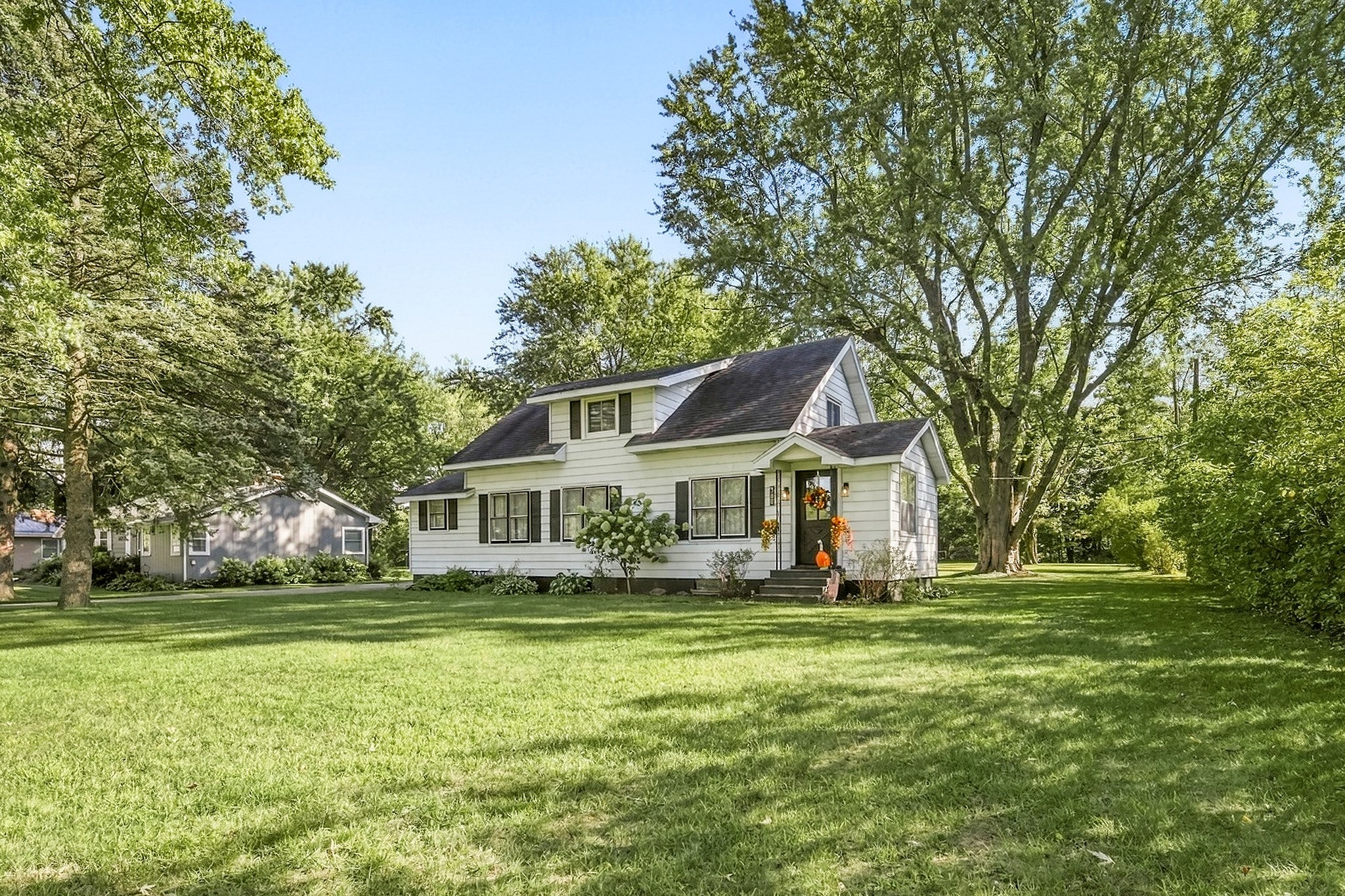 300 Elm Avenue W Property Photo 2