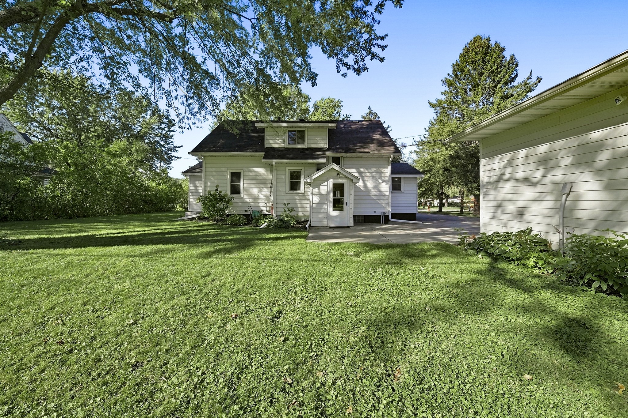 300 Elm Avenue W Property Photo 3