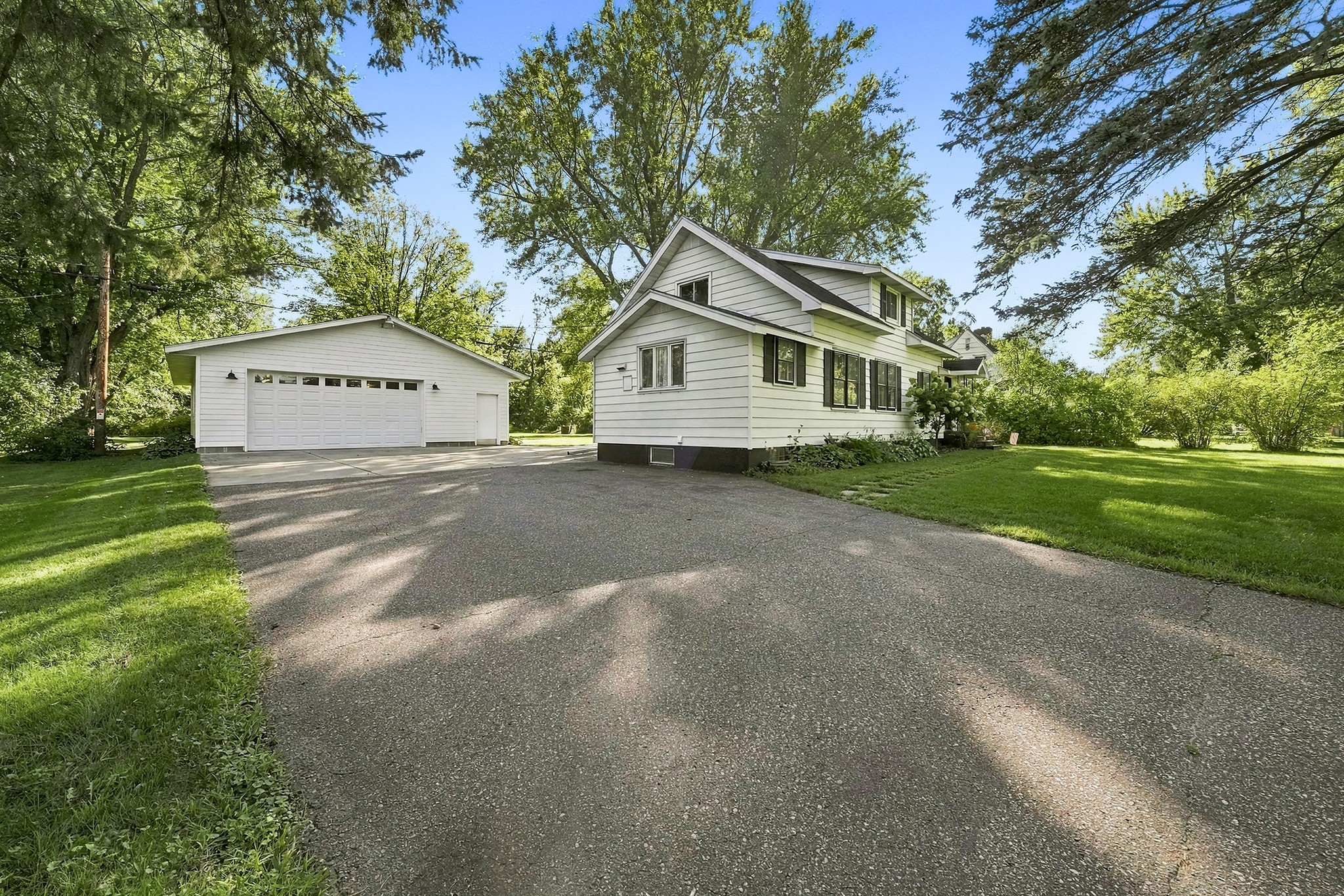 300 Elm Avenue W Property Photo 4