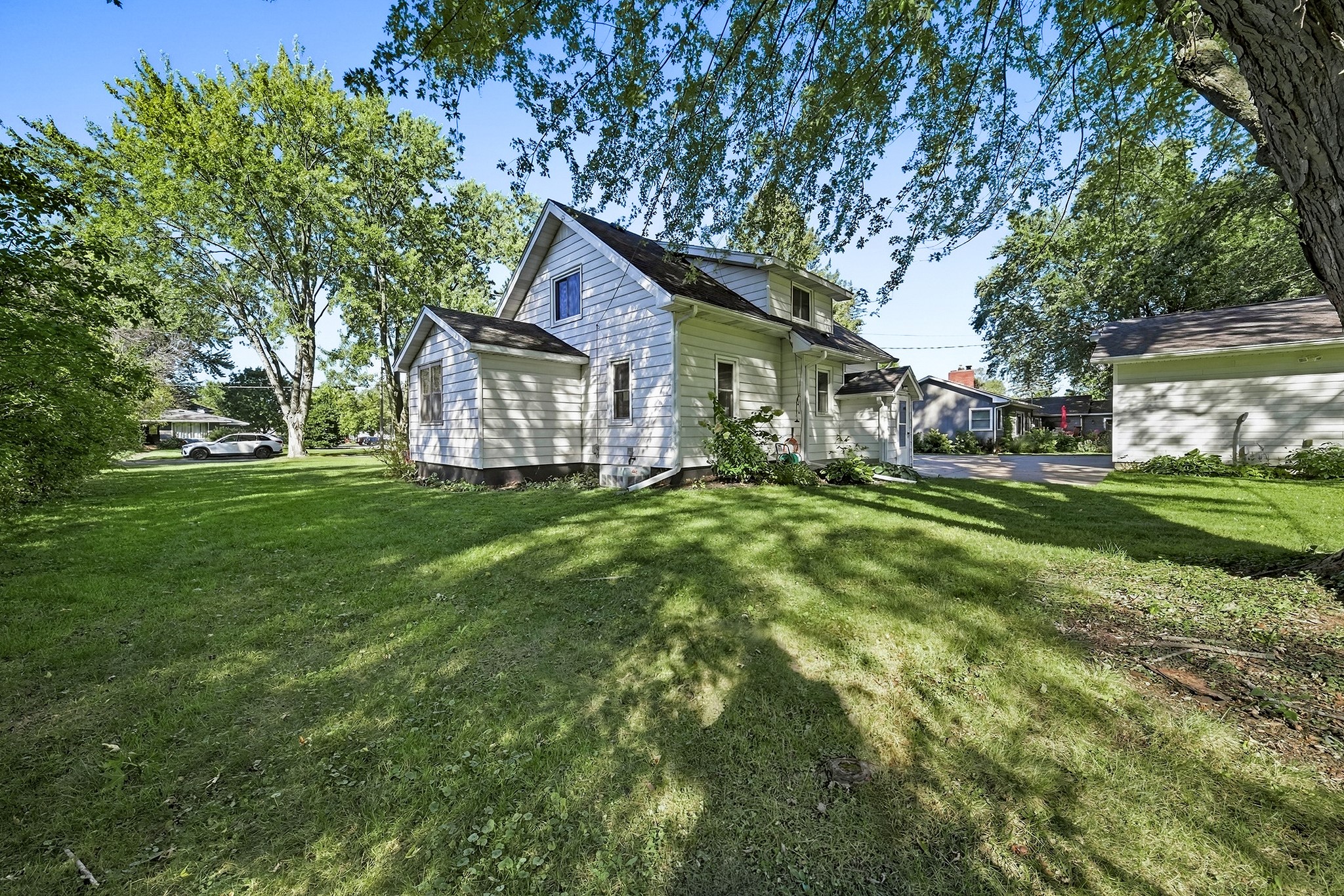 300 Elm Avenue W Property Photo 43