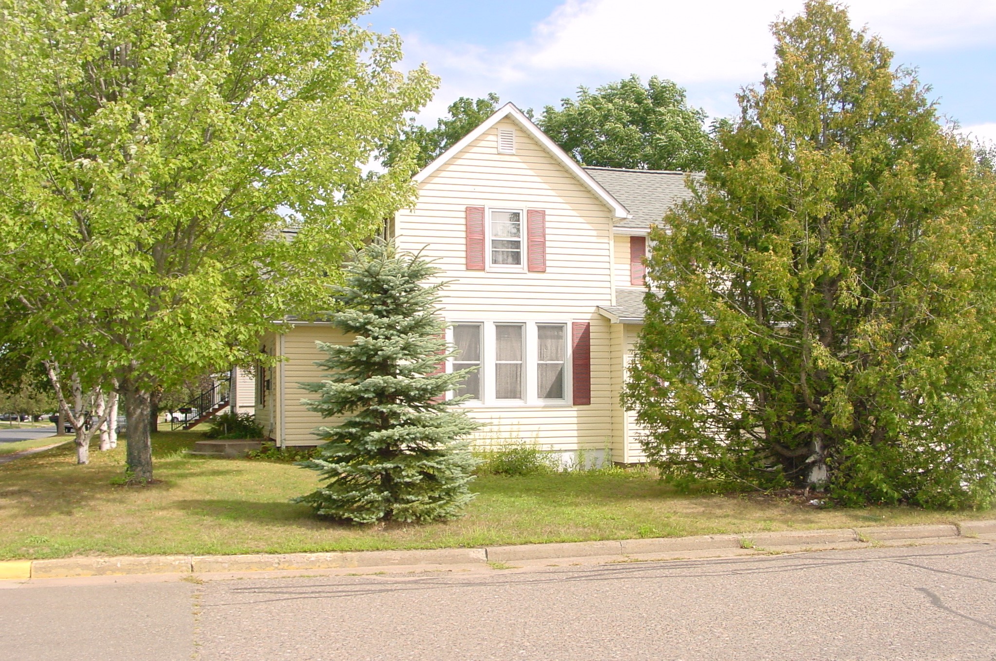 502 Lake Avenue E Property Photo 1