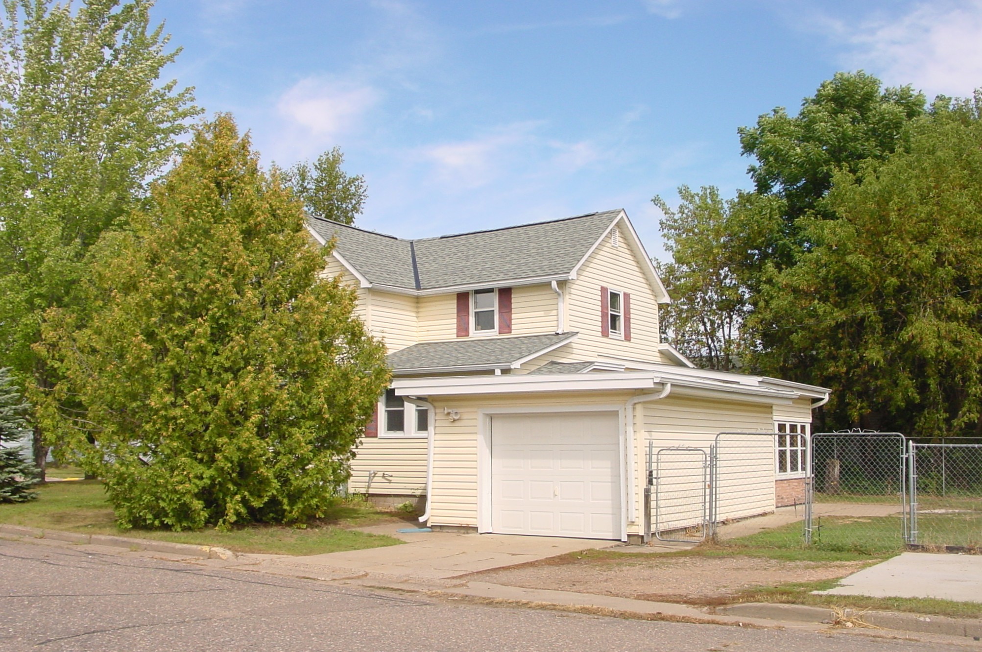 502 Lake Avenue E Property Photo 4