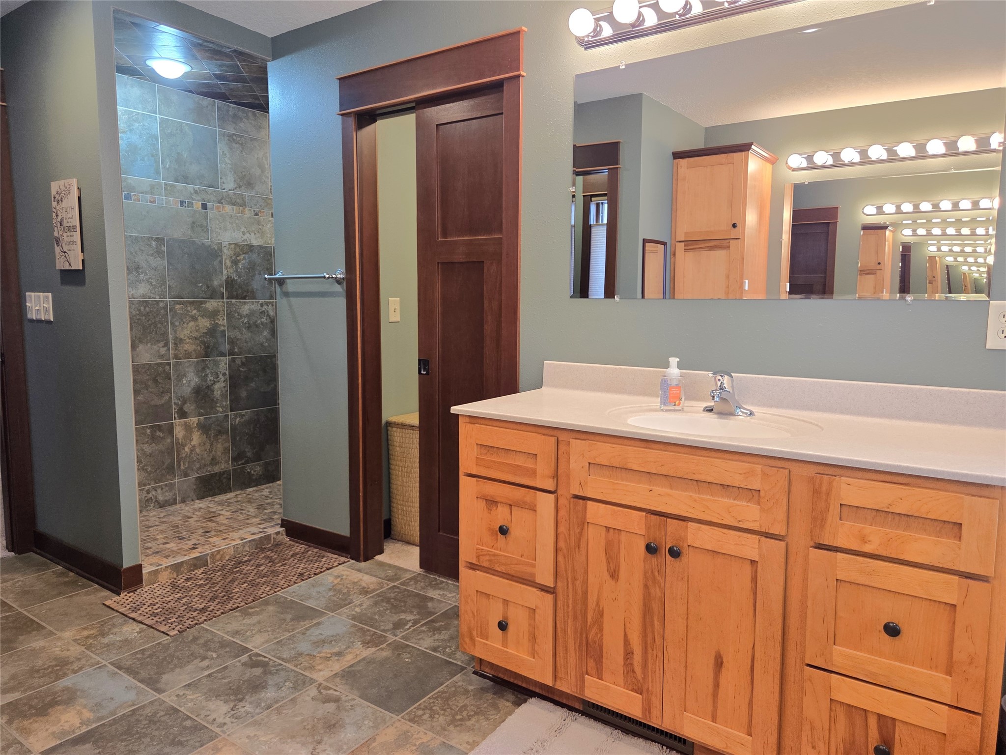 910 Scharbillig Court Property Photo 23