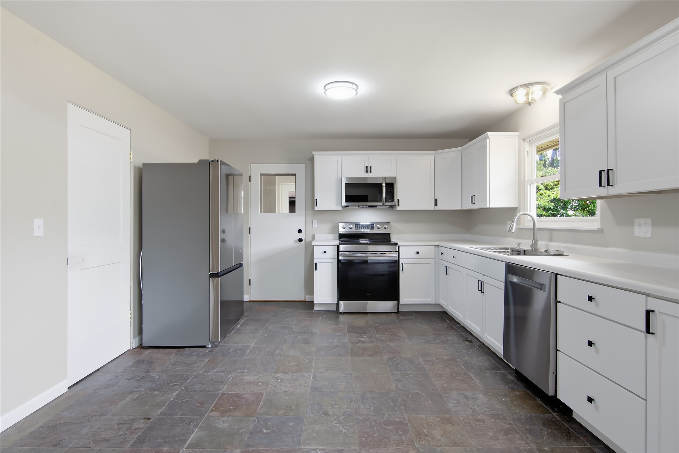 1616 Donald Avenue Property Photo 4
