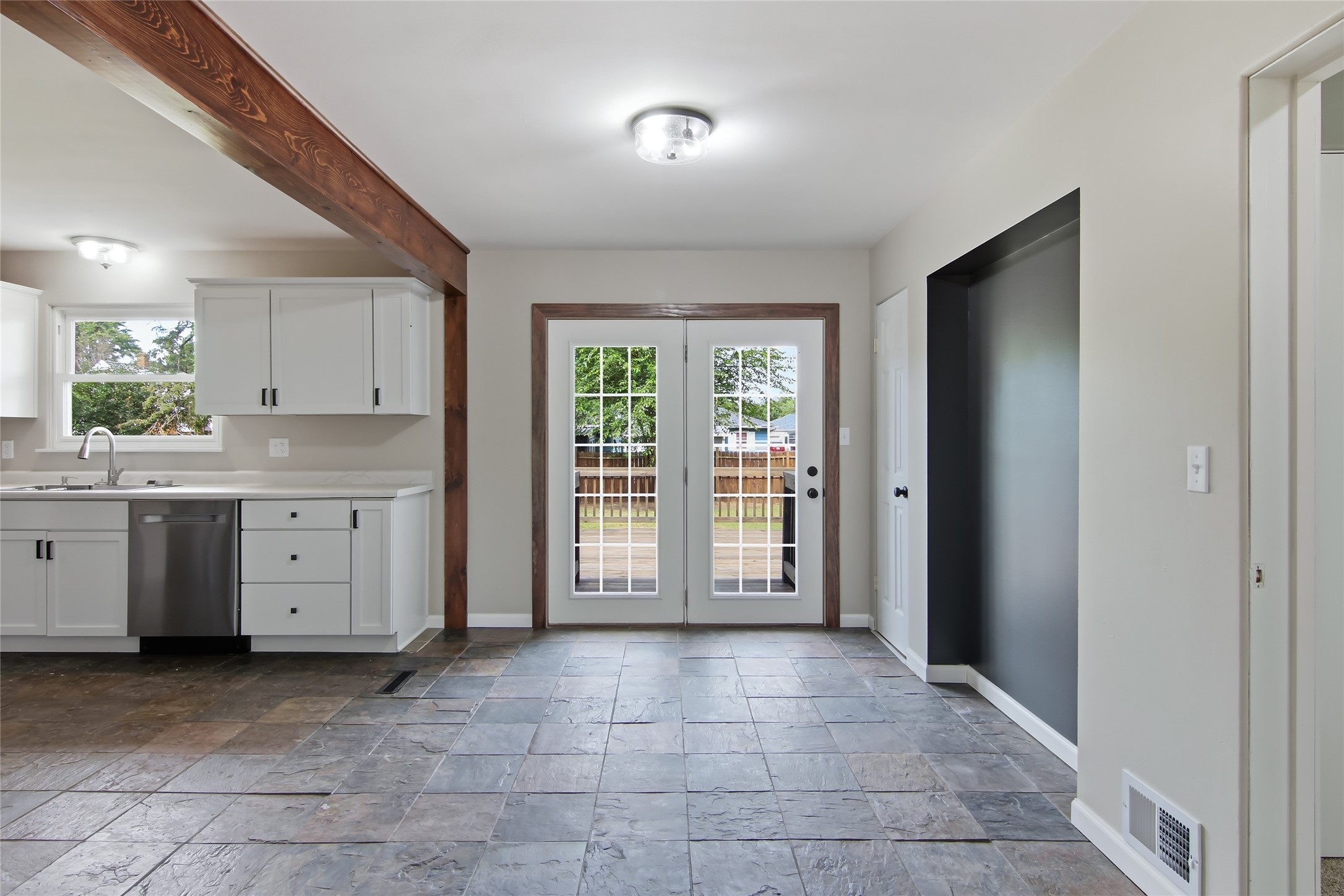 1616 Donald Avenue Property Photo 8