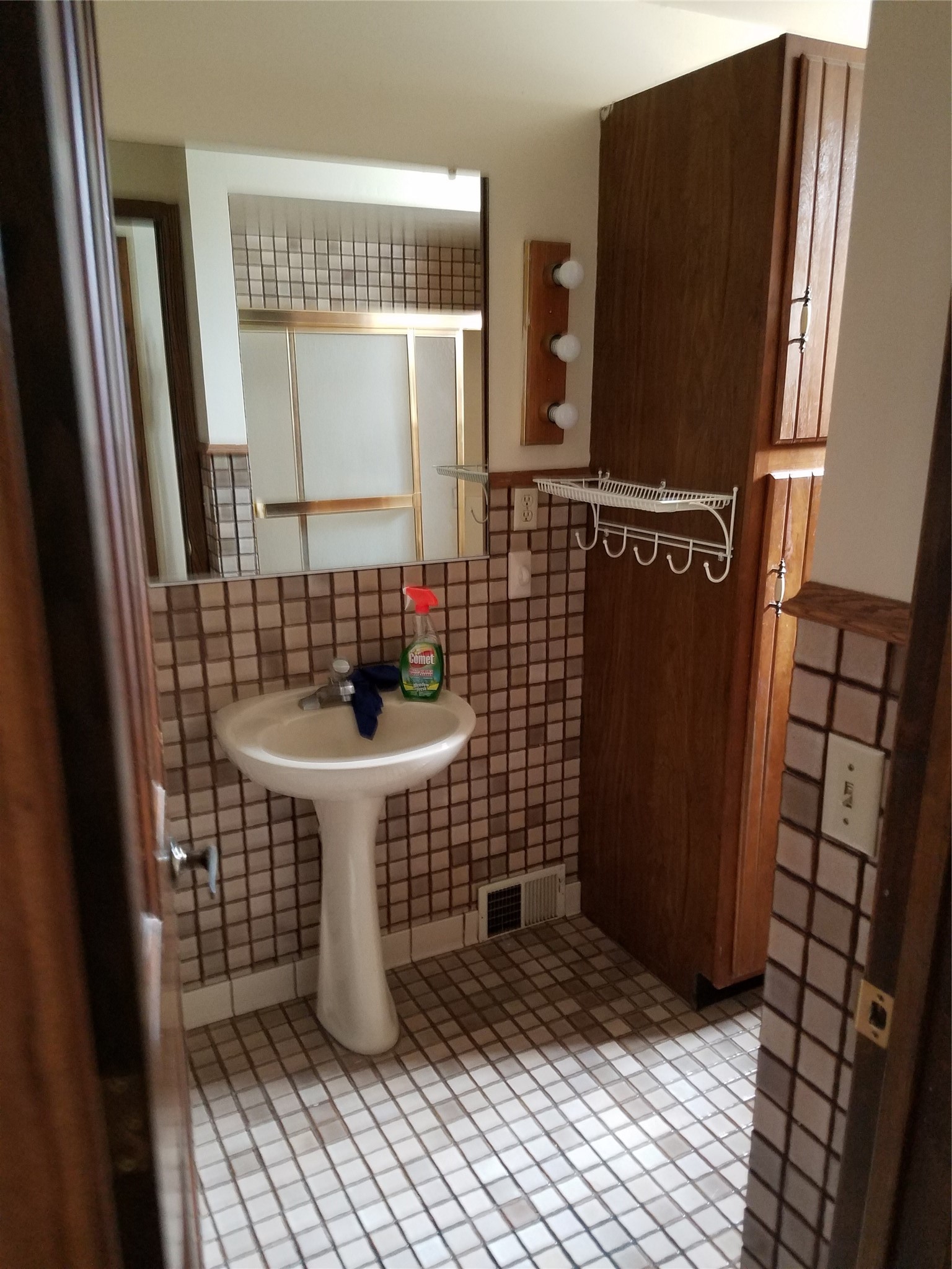 915 Miles Street 1-2 Property Photo 12