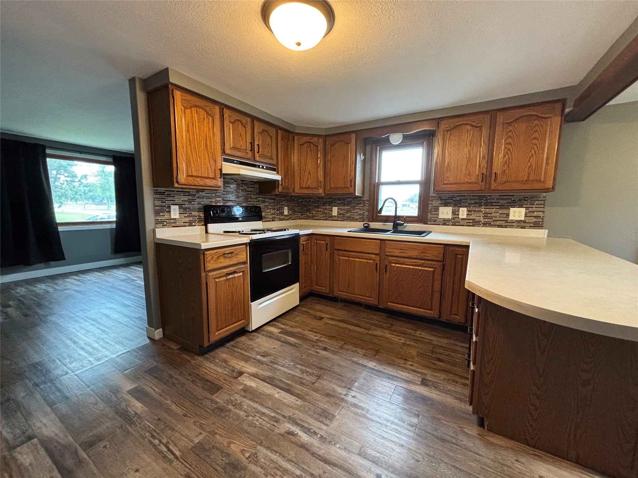902 Queen Street Property Photo 10