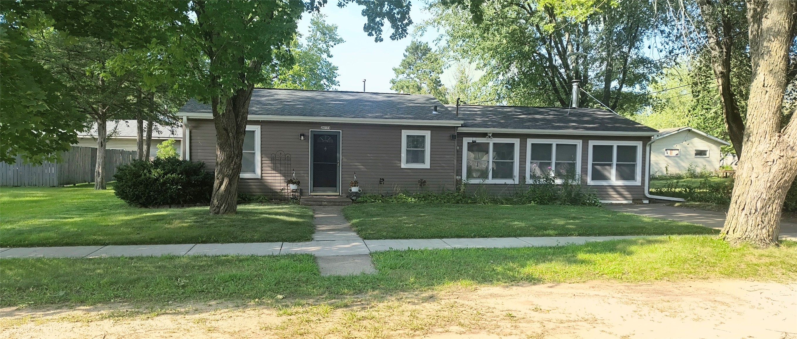 24174 6th Street Property Photo 4