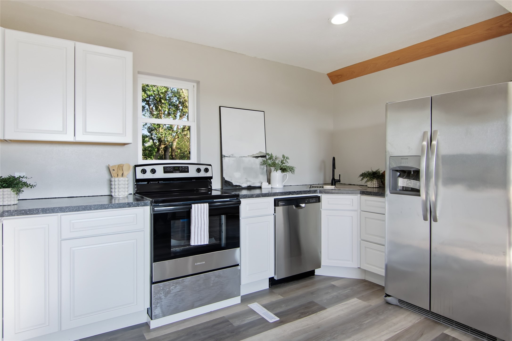 3433 Starr Avenue Property Photo 8