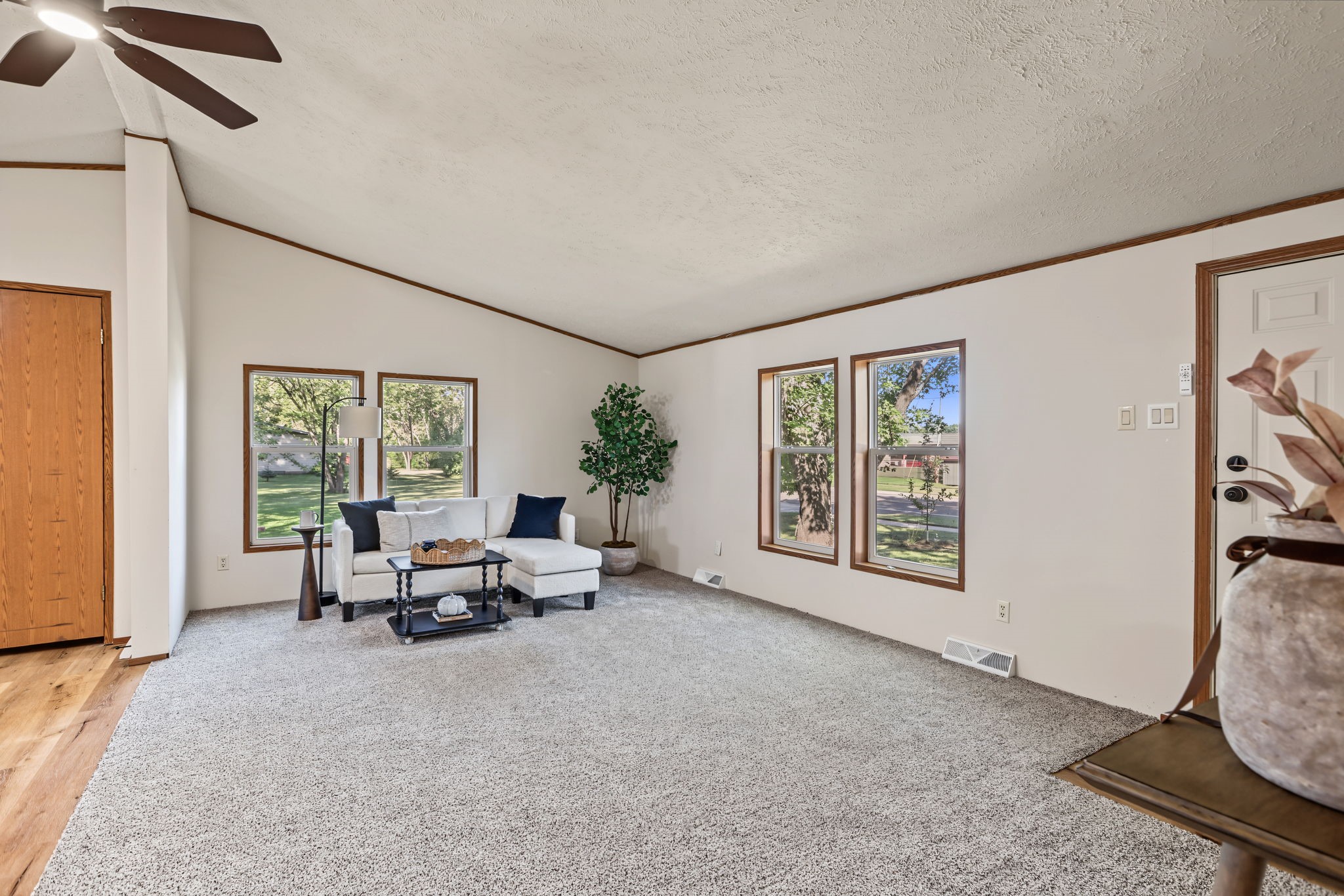 3107 W Folsom Street Property Photo 8
