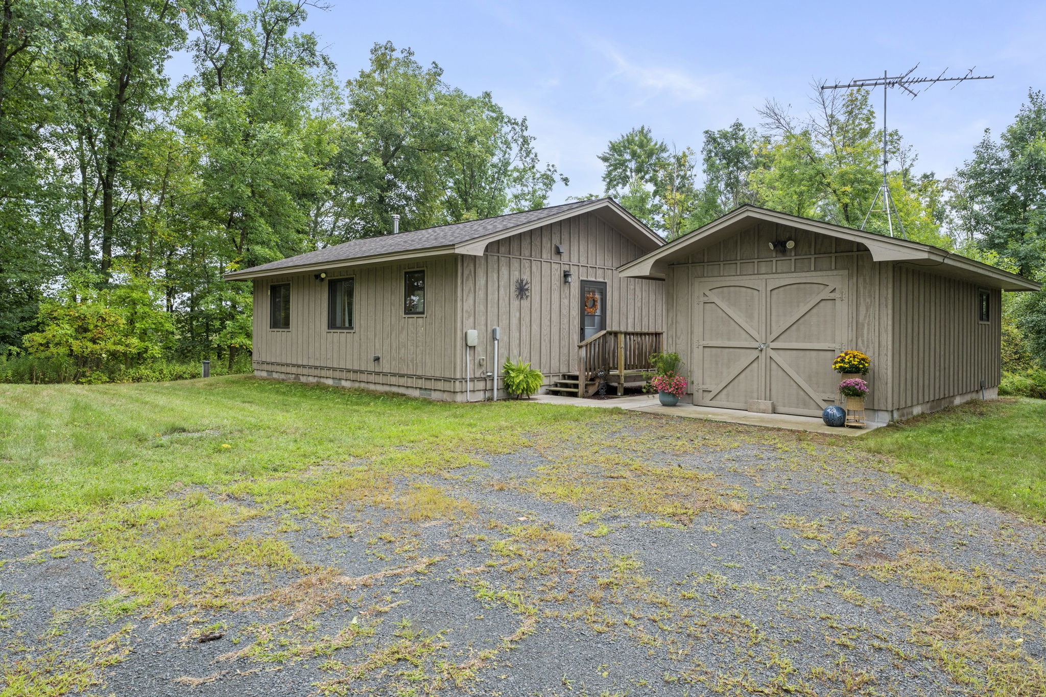 1604941 Property Photo 2