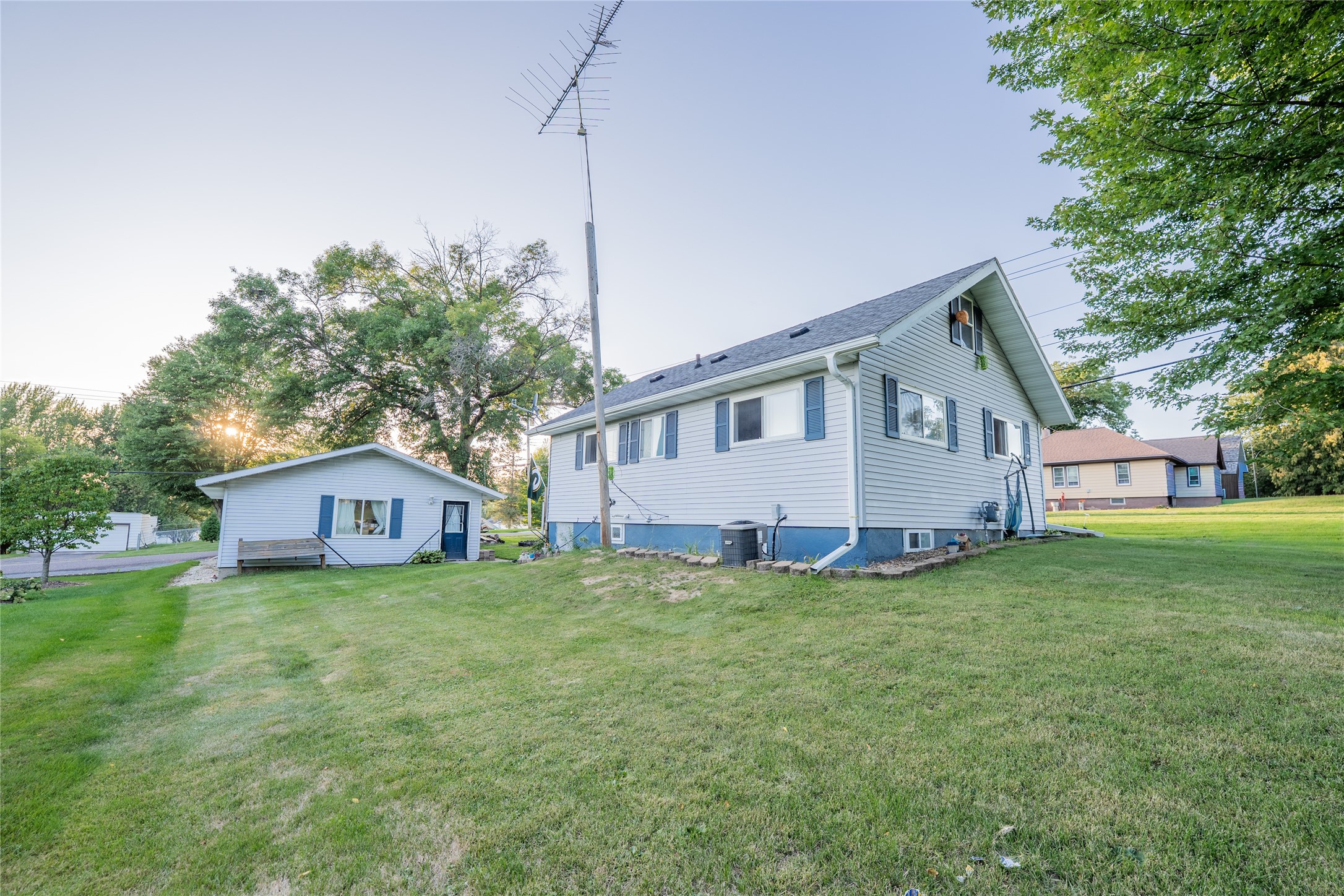 423 Bates Street Property Photo 8