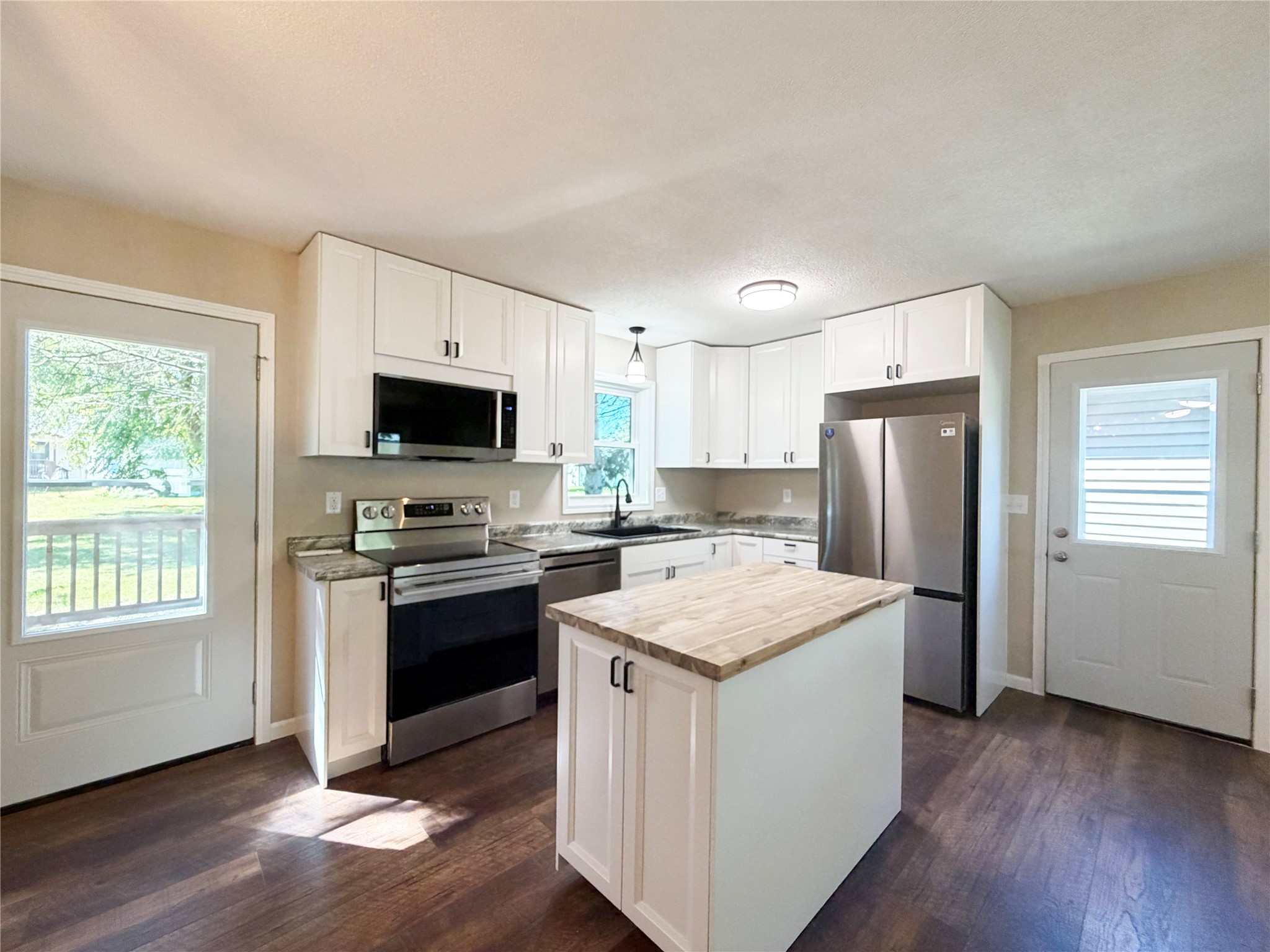 512 E Bracklin Street Property Photo 2