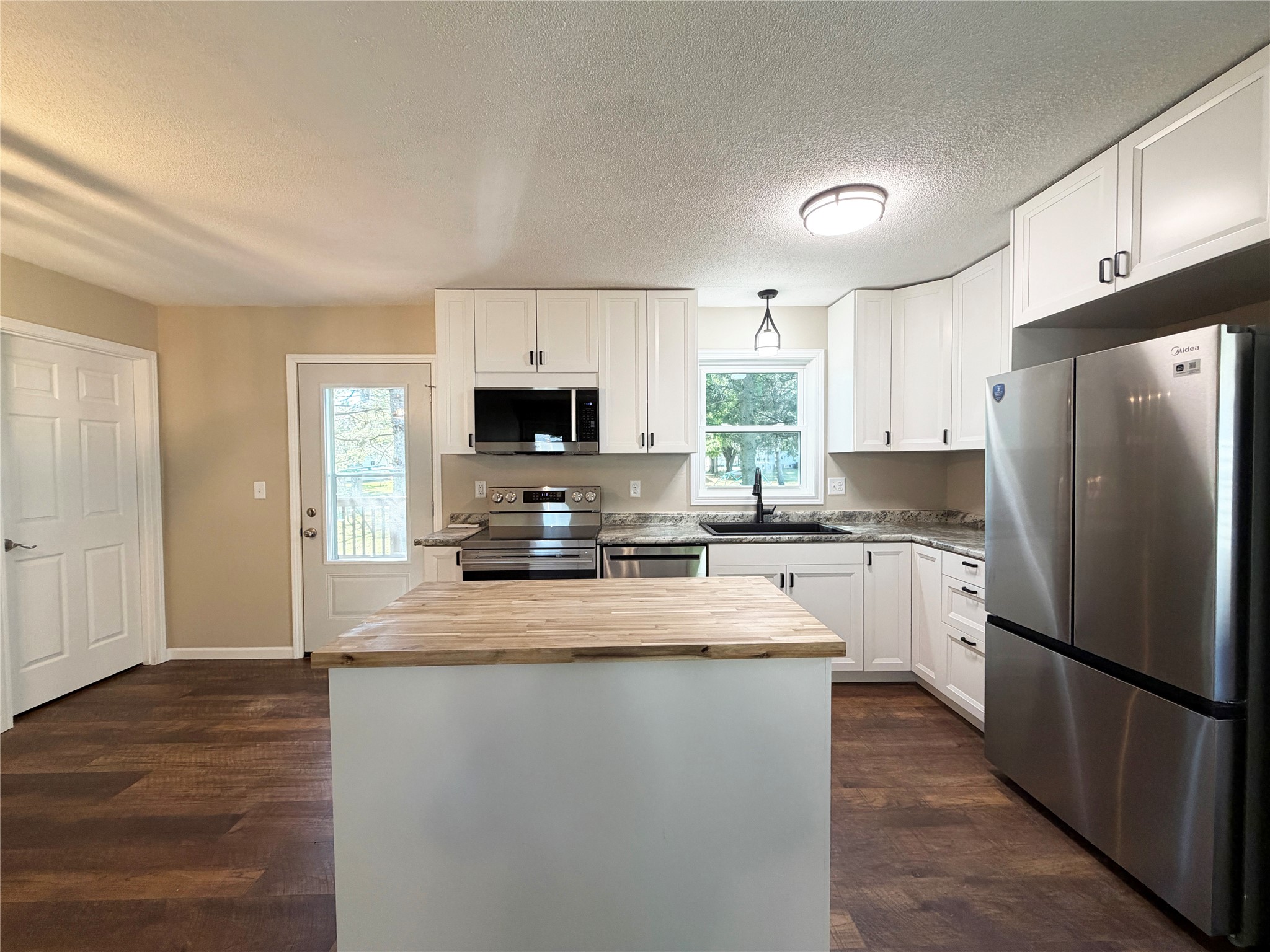 512 E Bracklin Street Property Photo 4