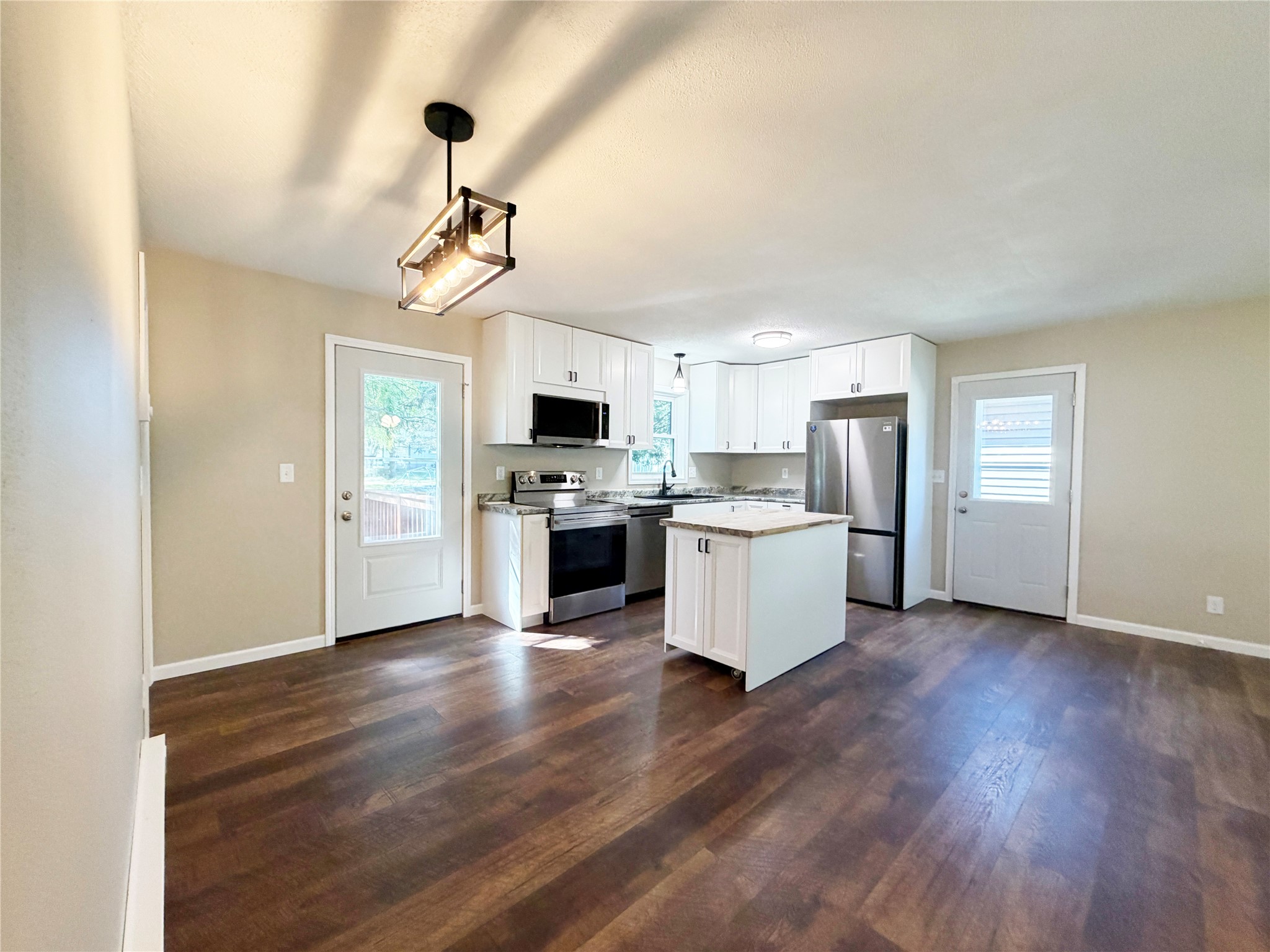 512 E Bracklin Street Property Photo 6