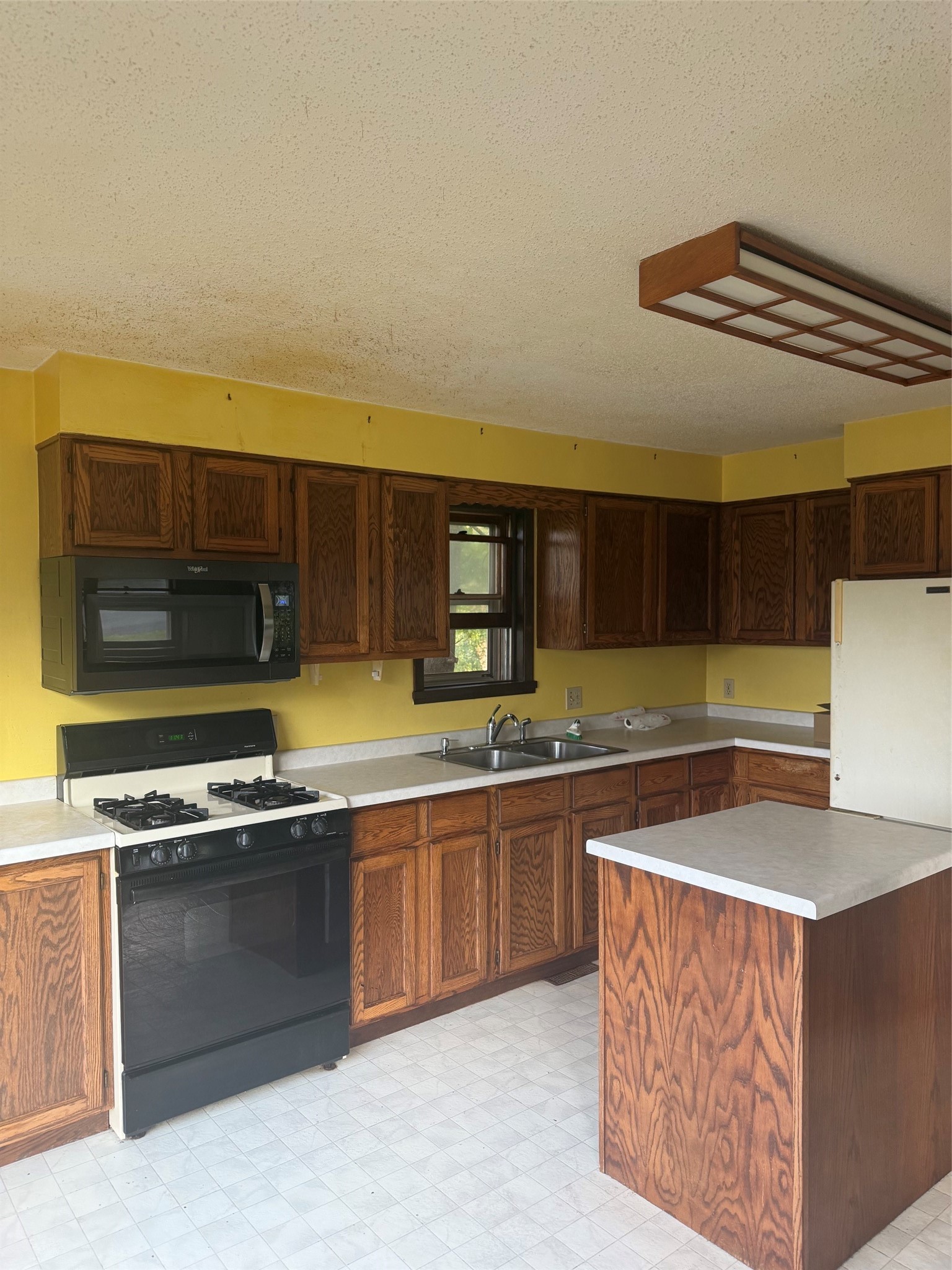 137 E Walnut Street Property Photo 2