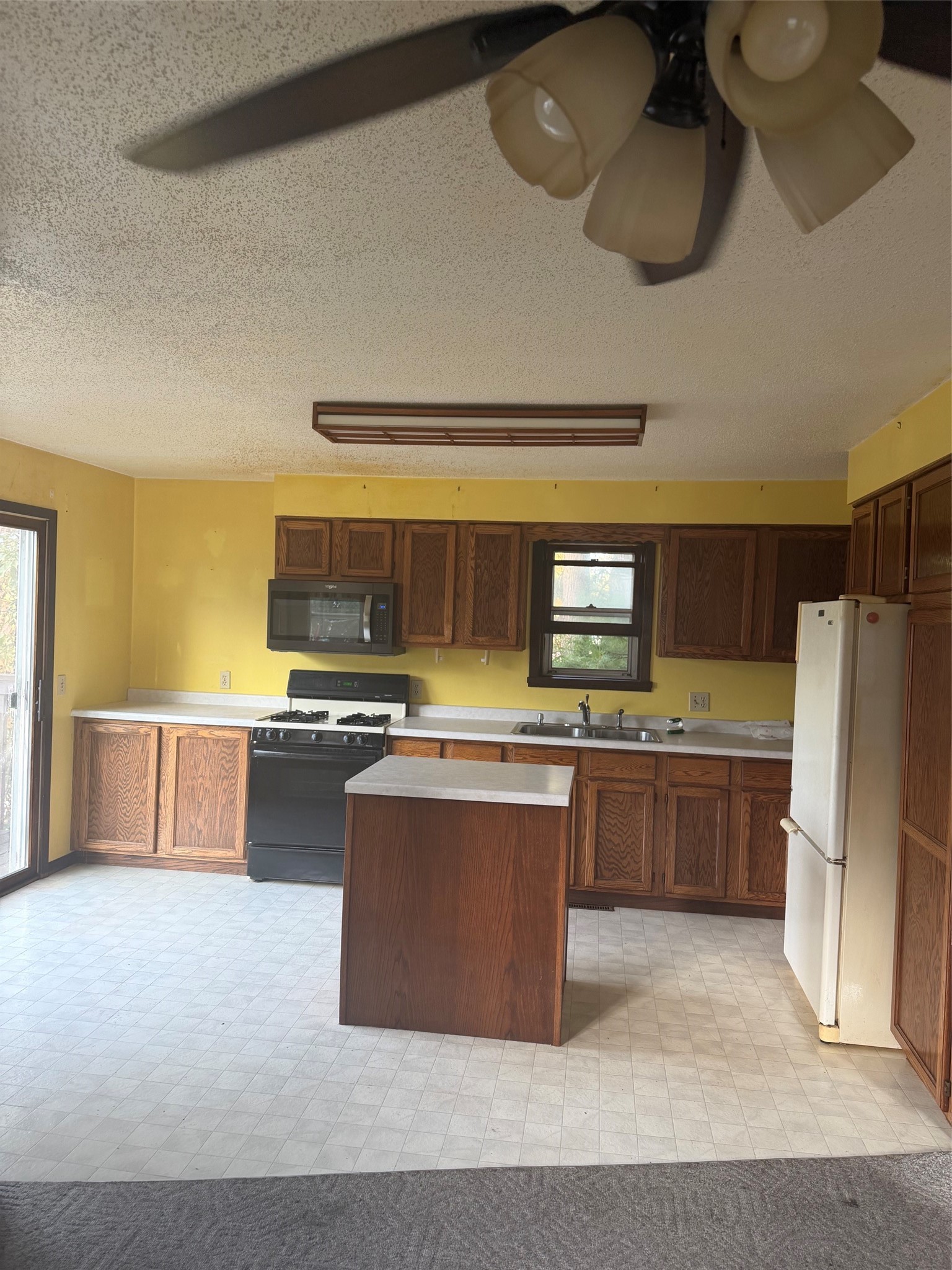137 E Walnut Street Property Photo 3