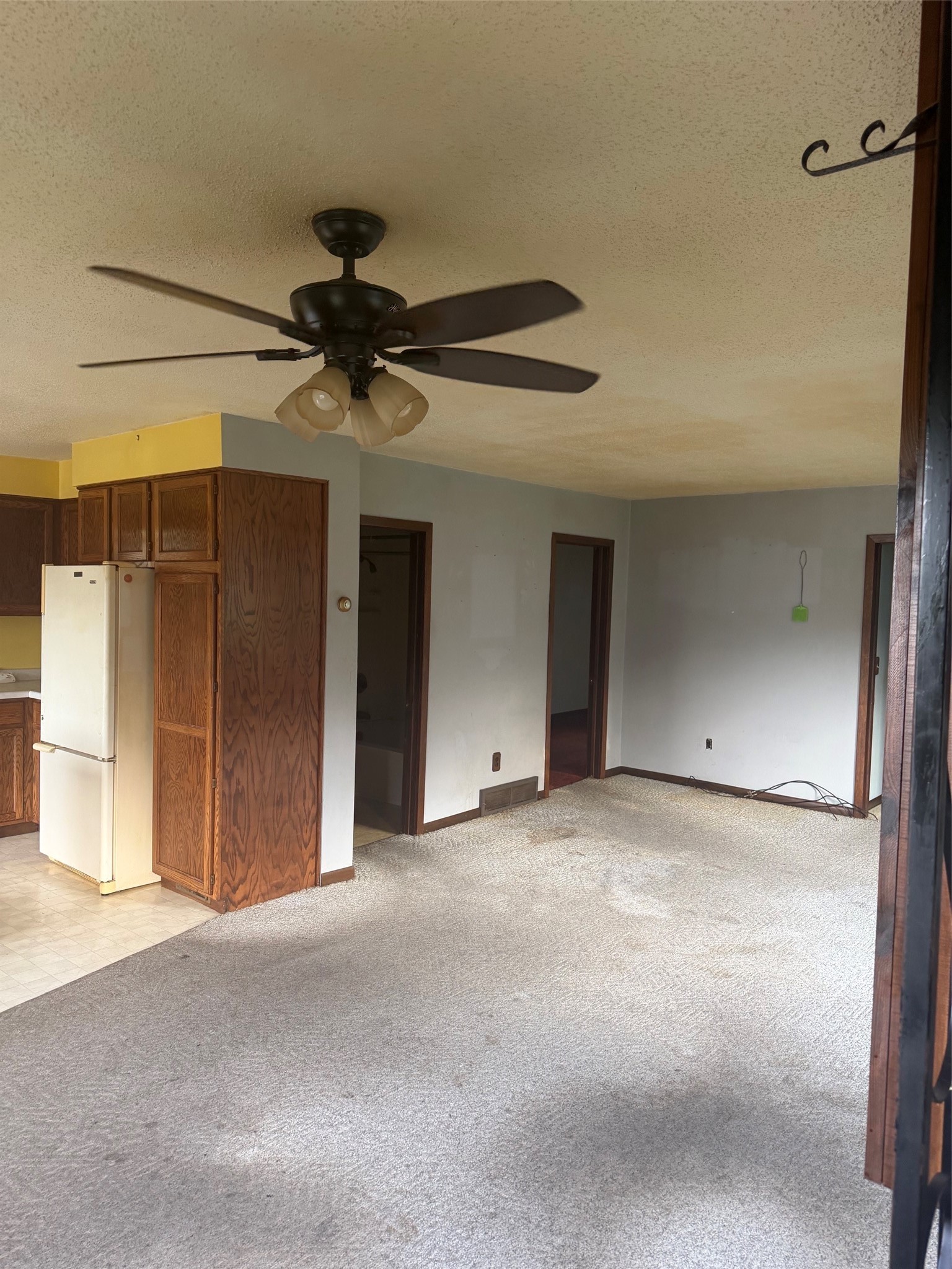 137 E Walnut Street Property Photo 4