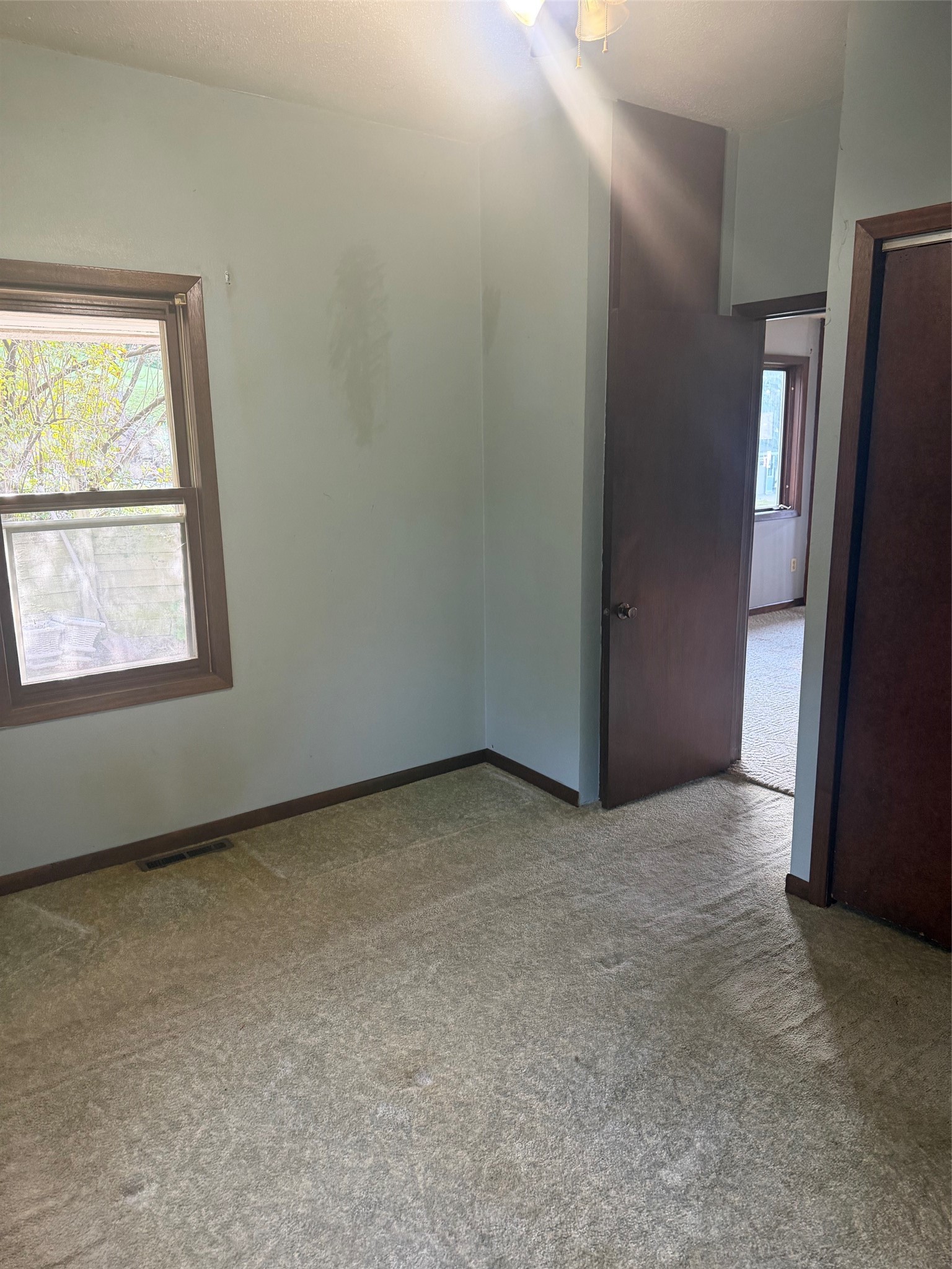 137 E Walnut Street Property Photo 7