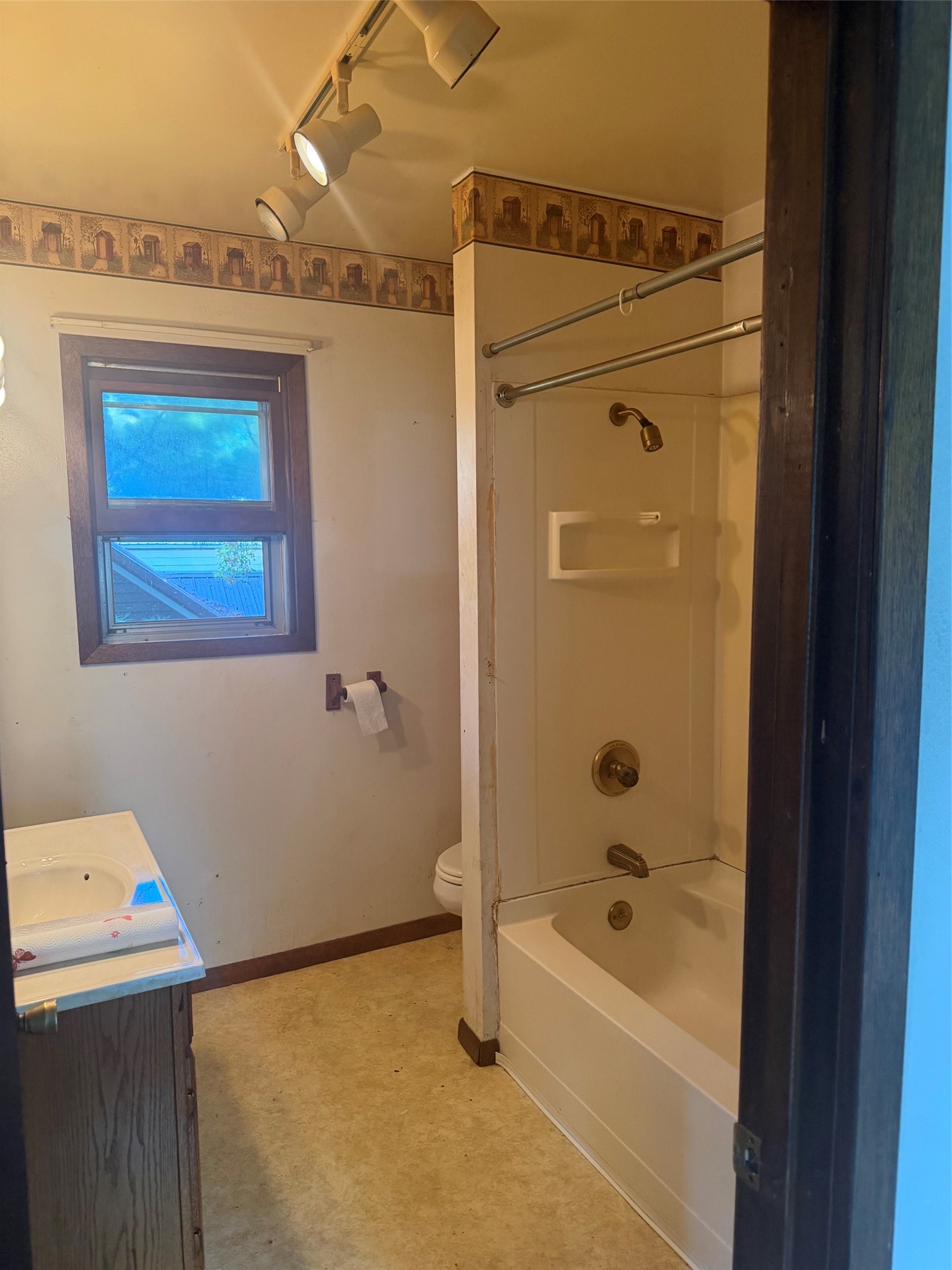 137 E Walnut Street Property Photo 9