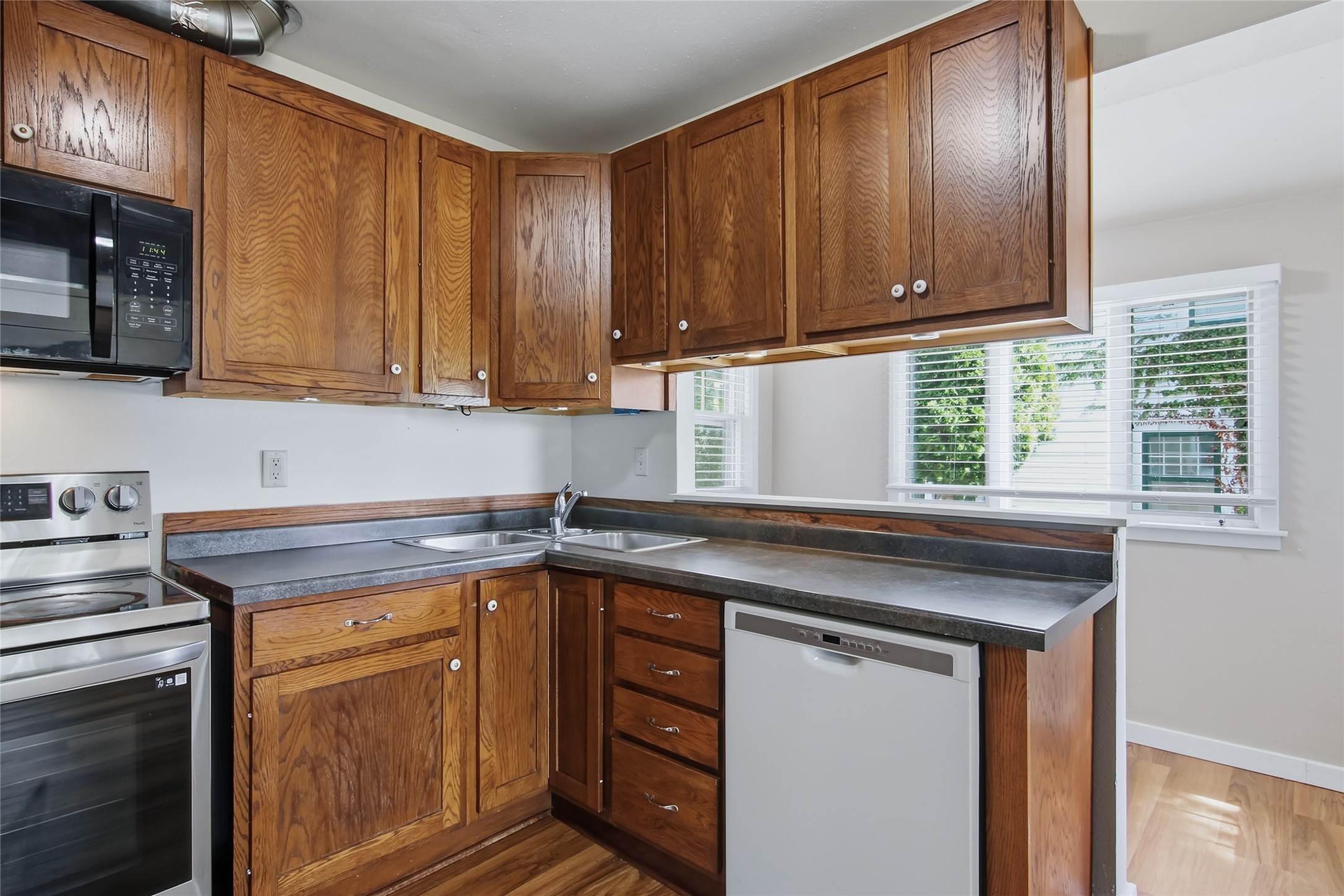 515 12th Avenue W Property Photo 2