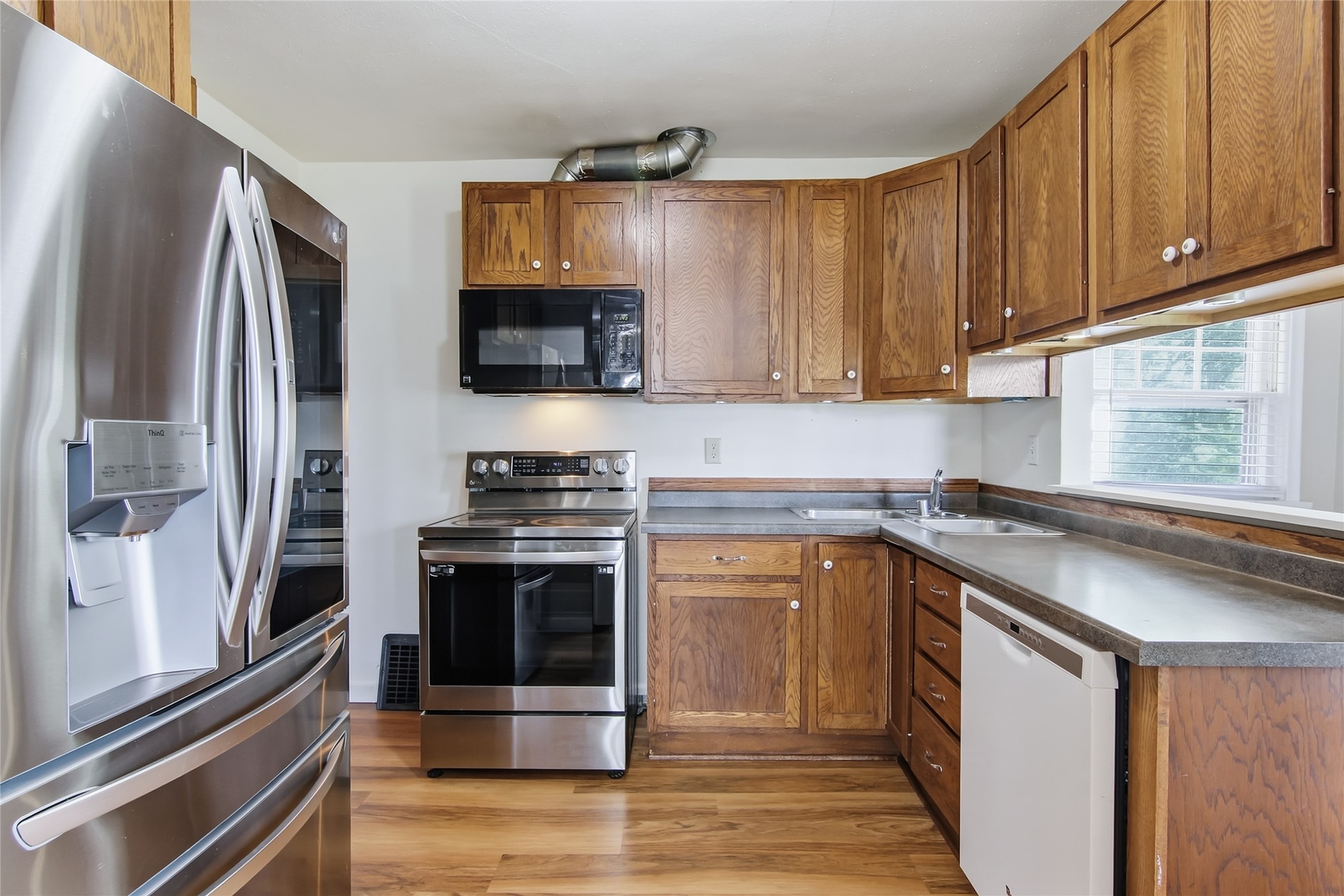 515 12th Avenue W Property Photo 3