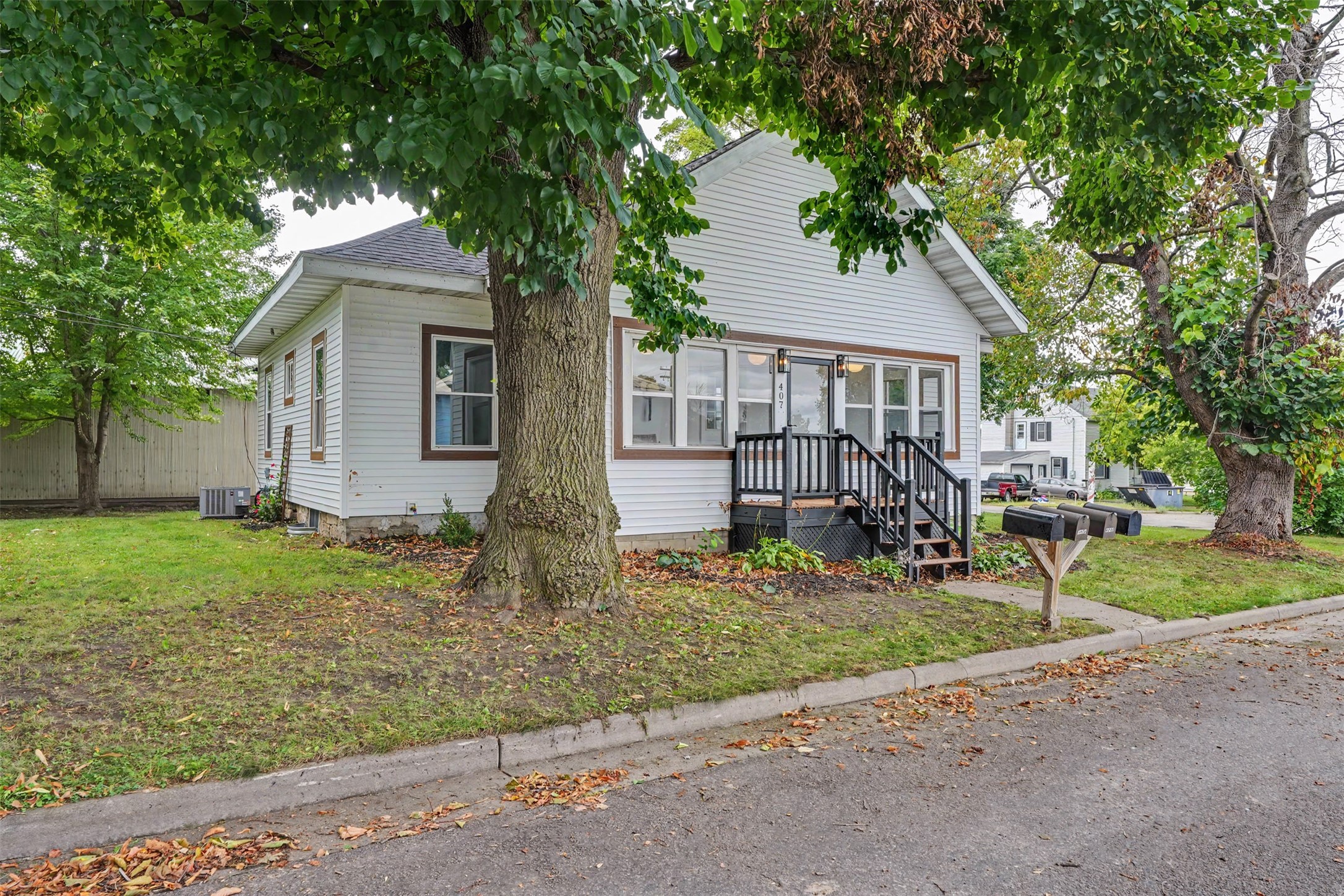 407 8th Avenue W Property Photo 3