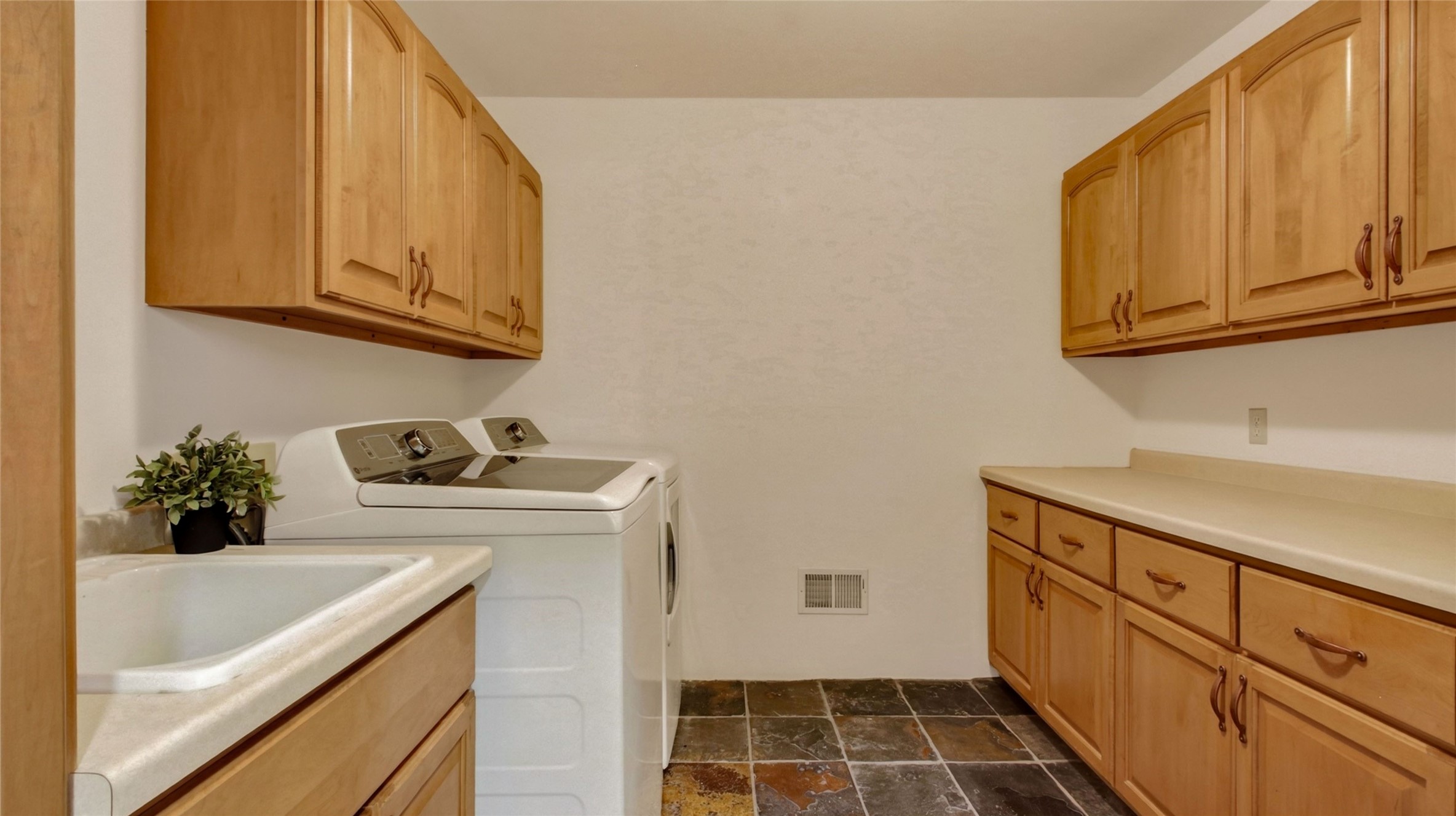445 E Woodridge Drive Property Photo 17