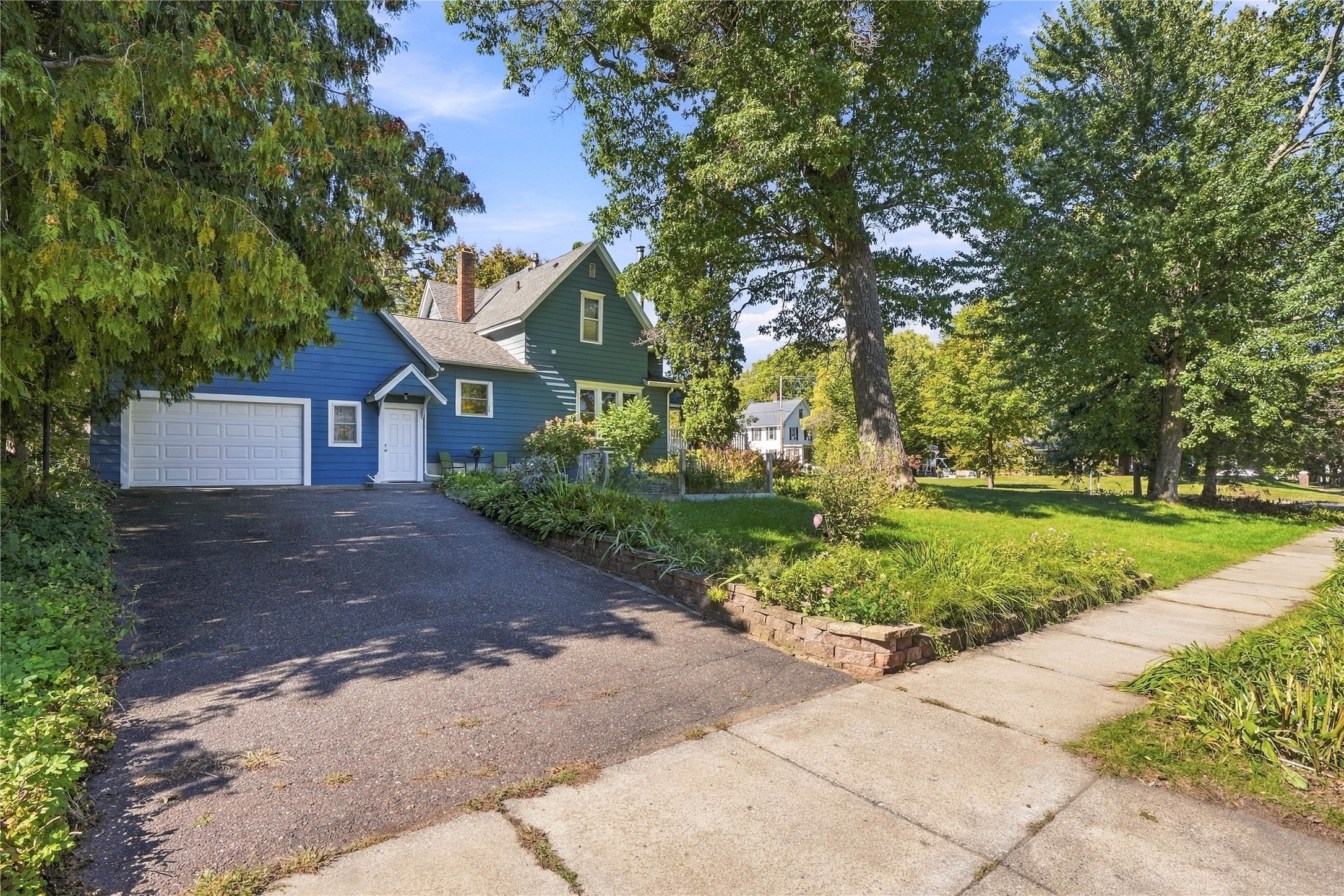 525 Summit Avenue Property Photo 3