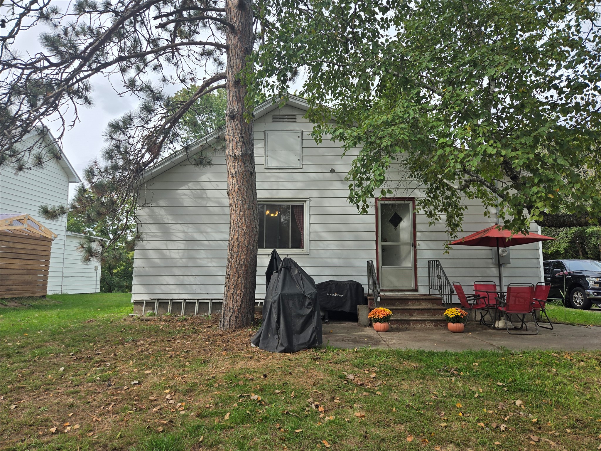 105 E Walnut Street Property Photo 3