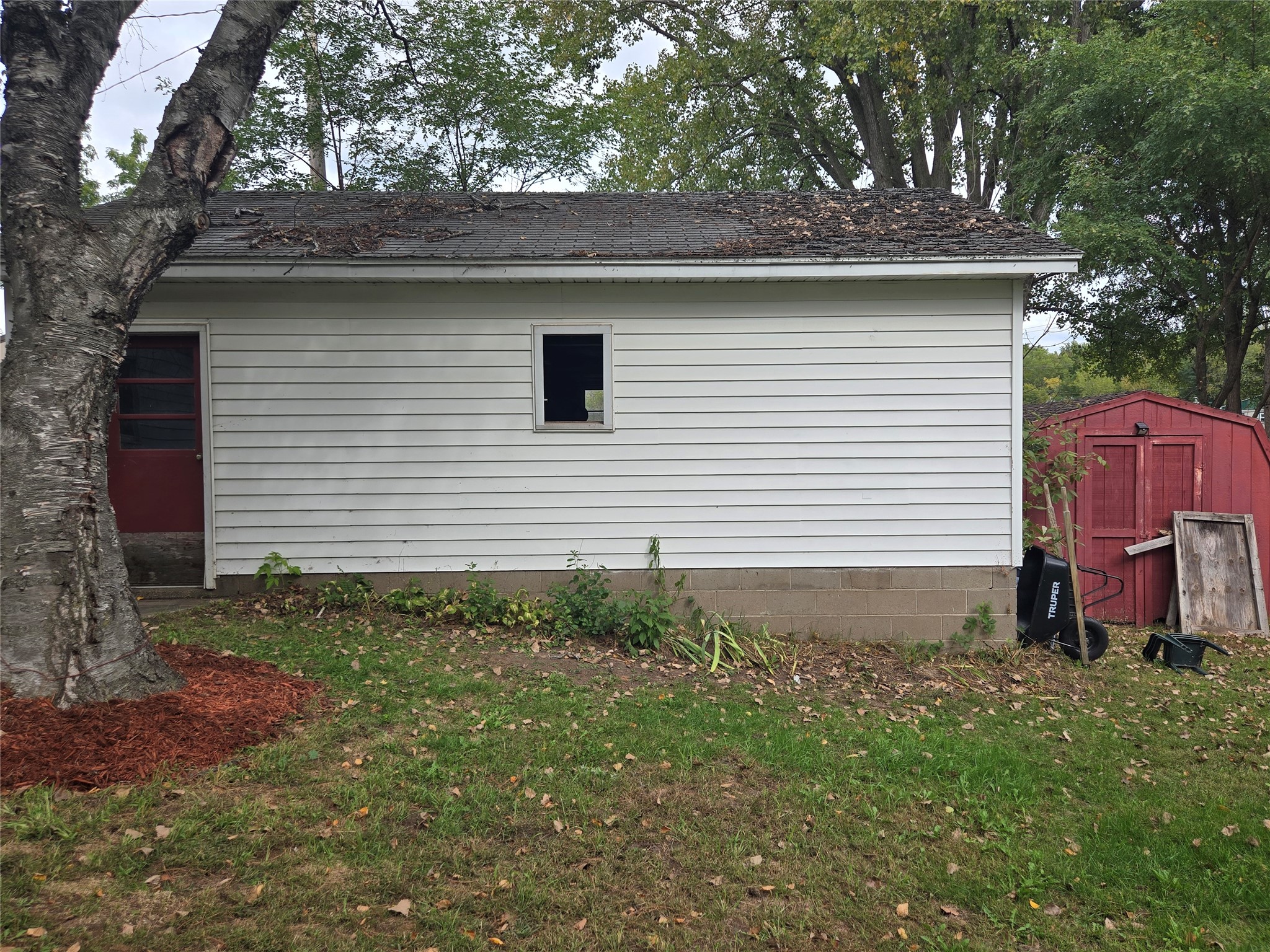 105 E Walnut Street Property Photo 4