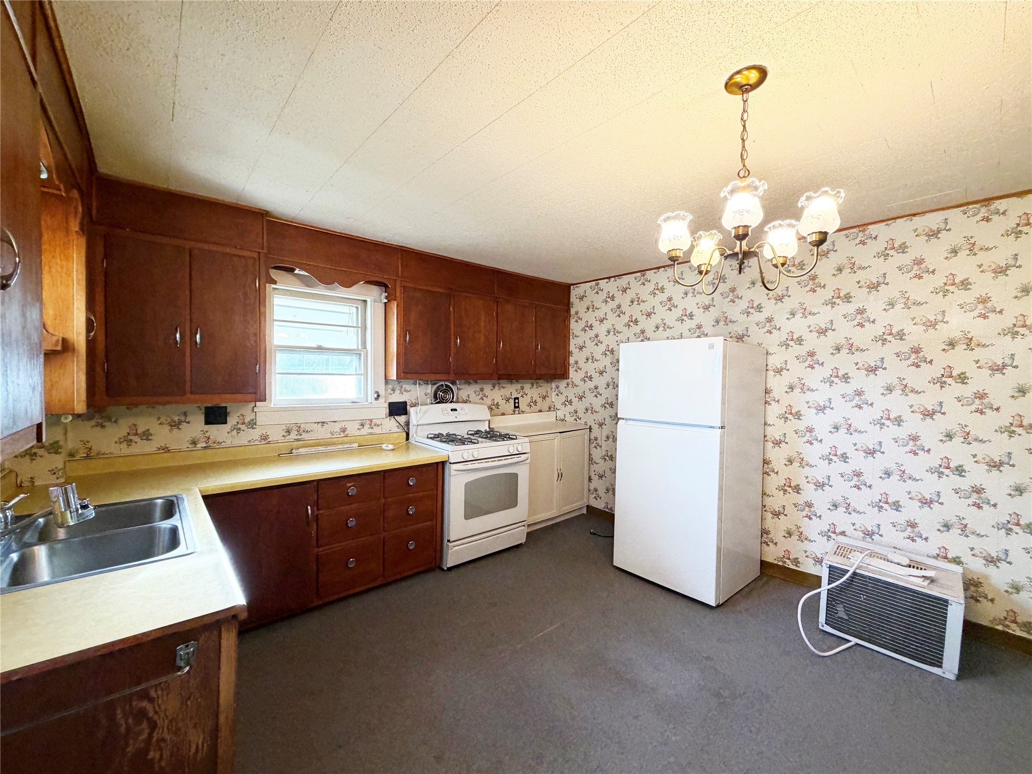 1037 E La Salle Avenue Property Photo 5