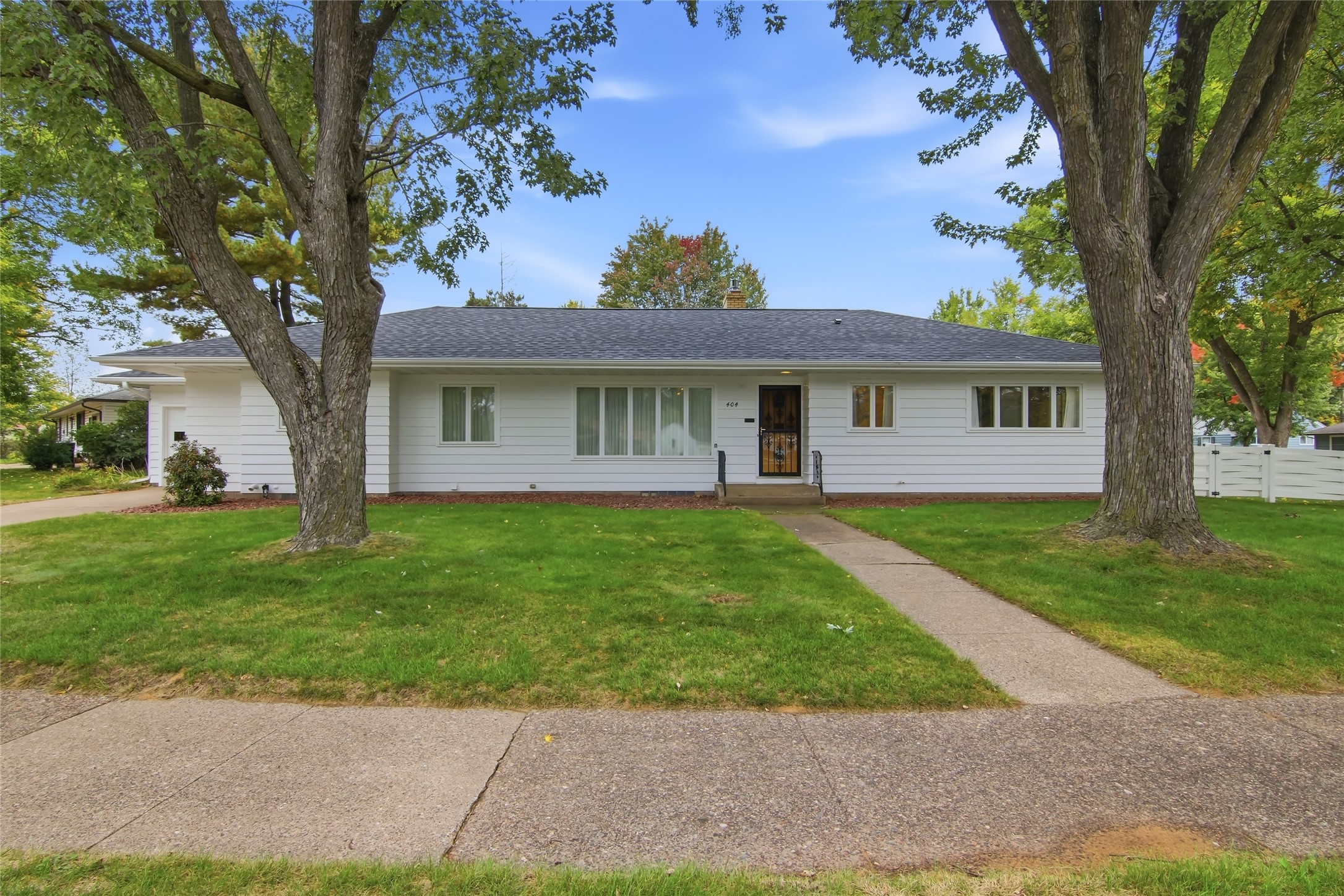 404 W Macarthur Avenue Property Photo 1