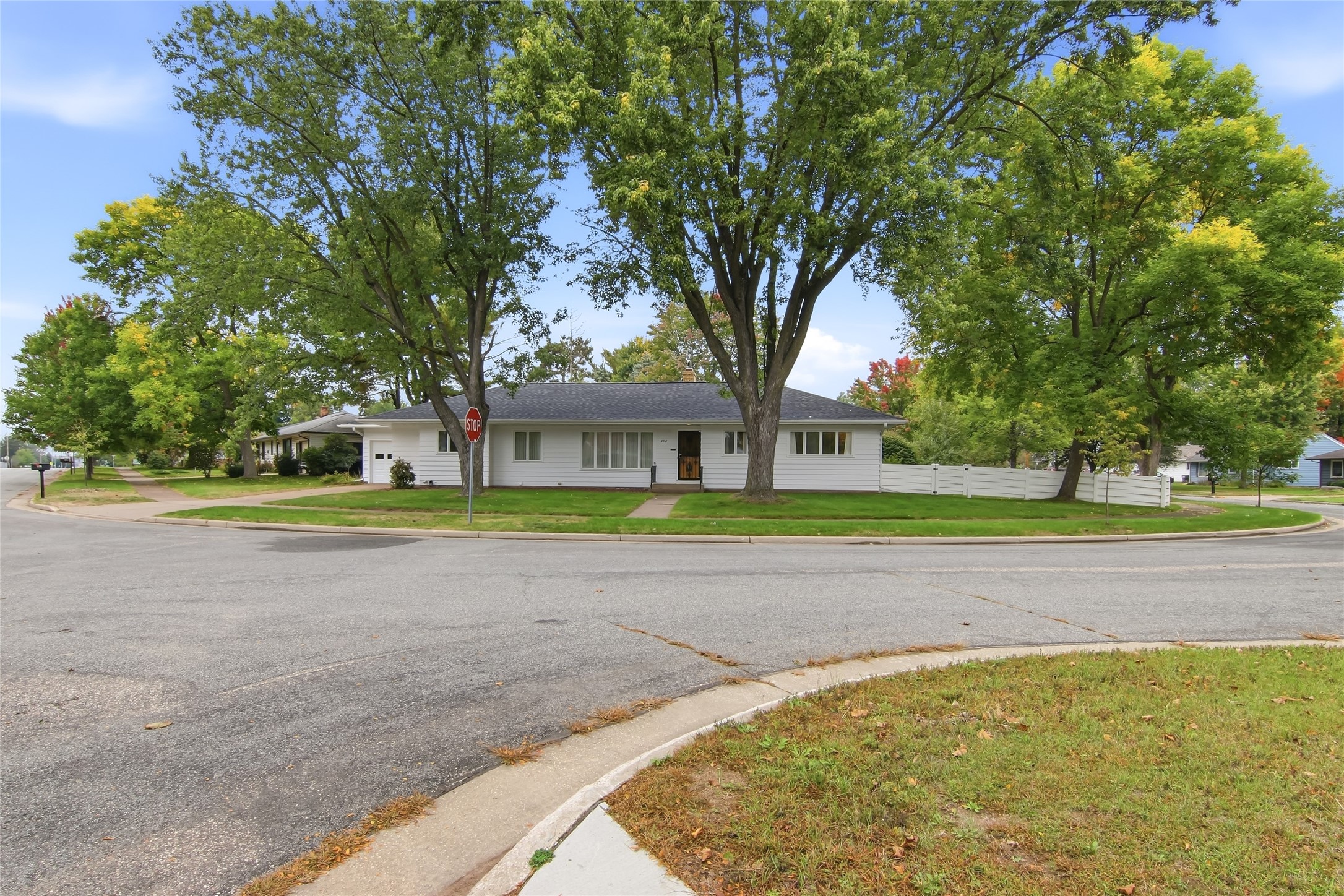 404 W Macarthur Avenue Property Photo 1