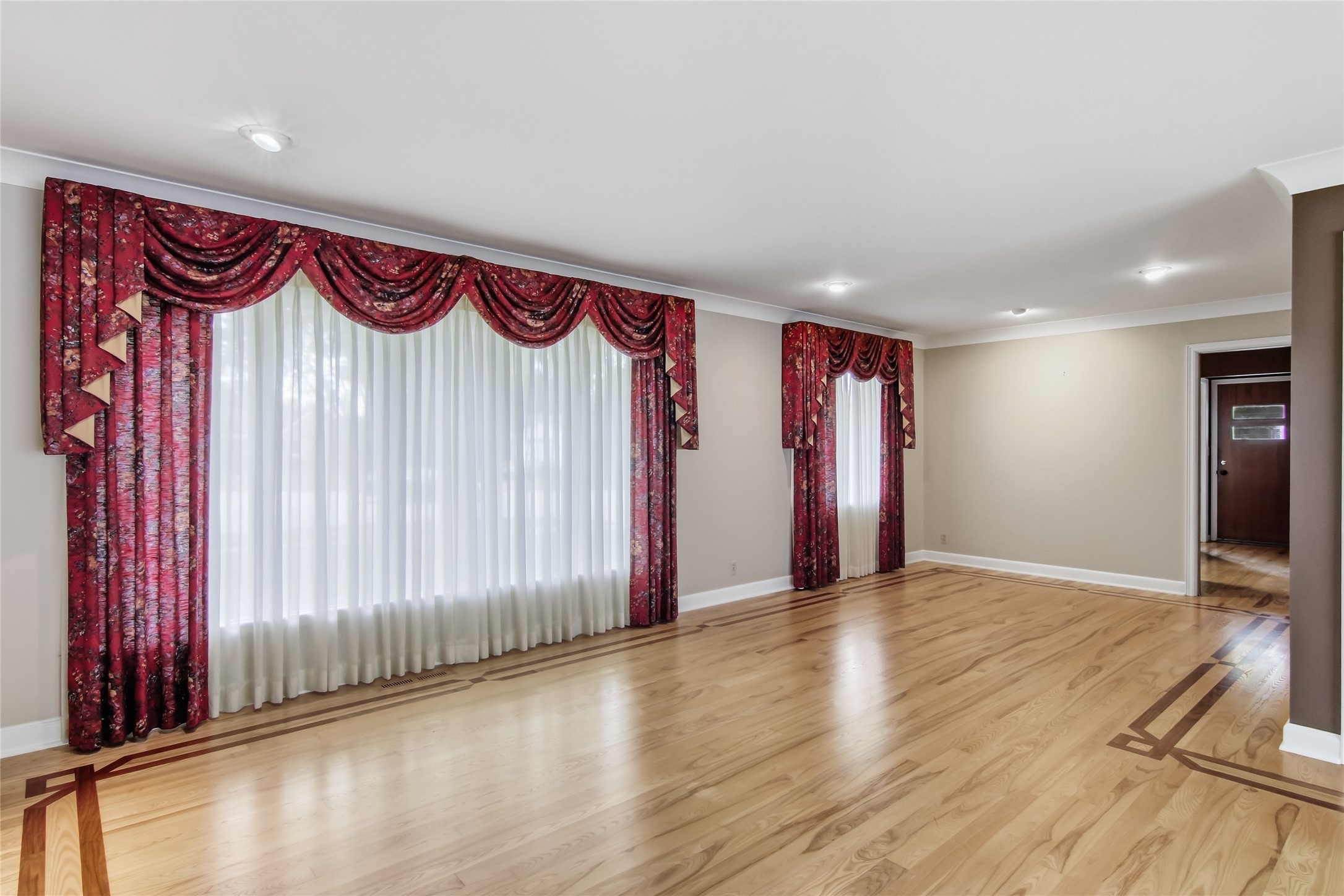 404 W Macarthur Avenue Property Photo 2