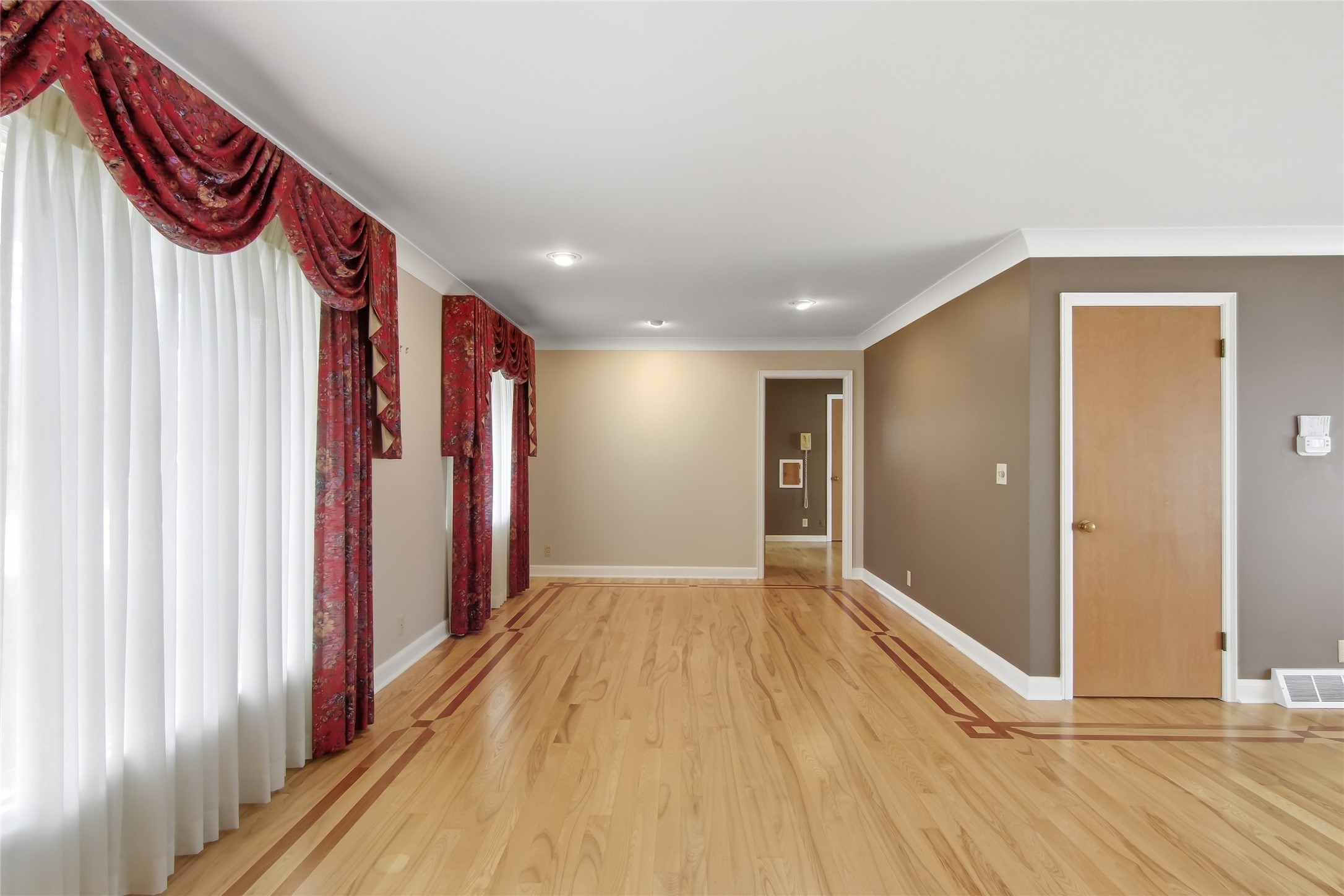 404 W Macarthur Avenue Property Photo 4