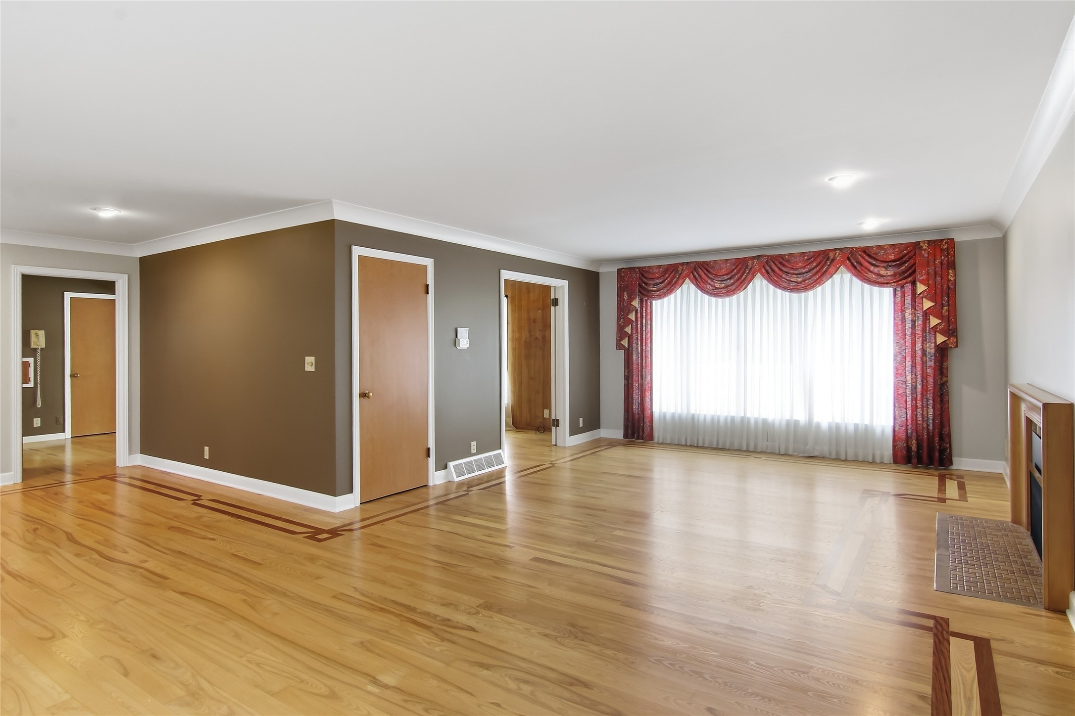 404 W Macarthur Avenue Property Photo 5