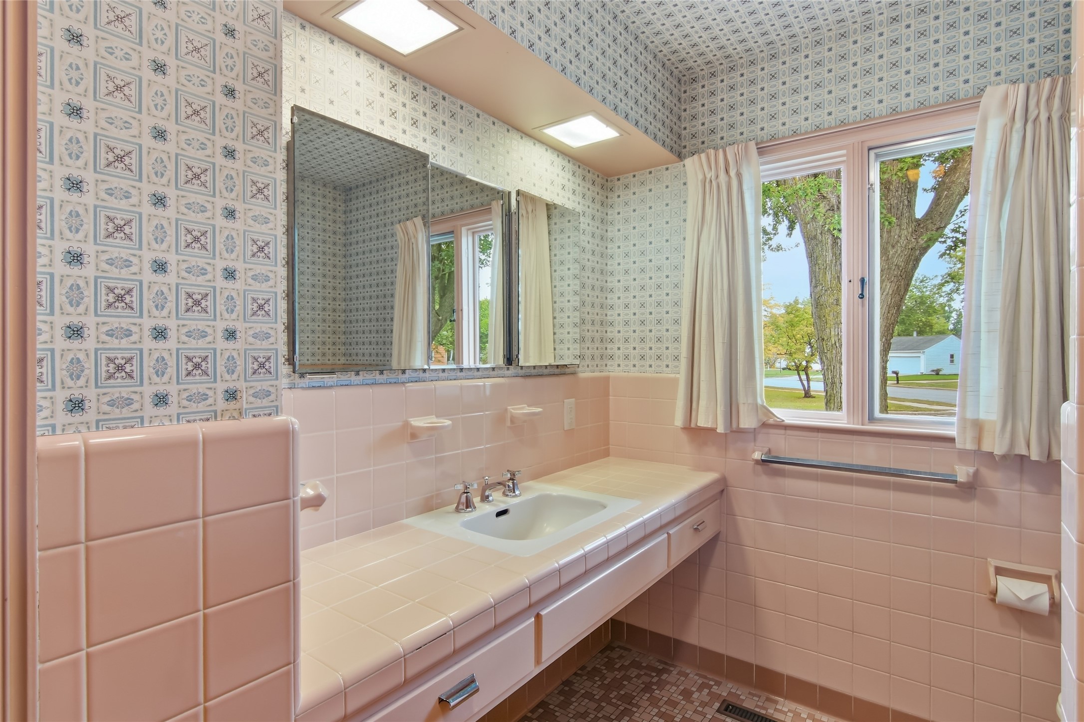 404 W Macarthur Avenue Property Photo 6