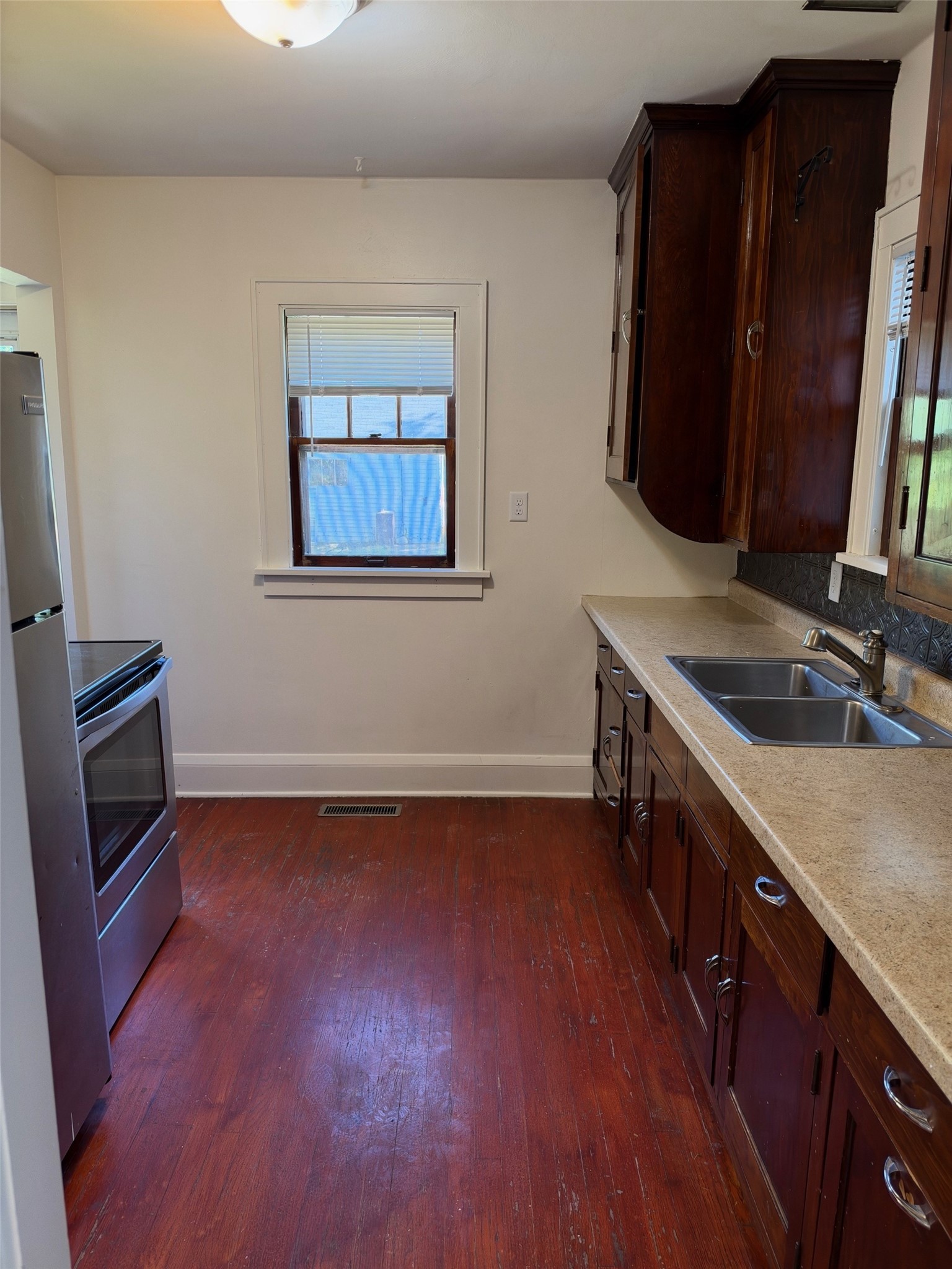 519 Forest Street Property Photo 5