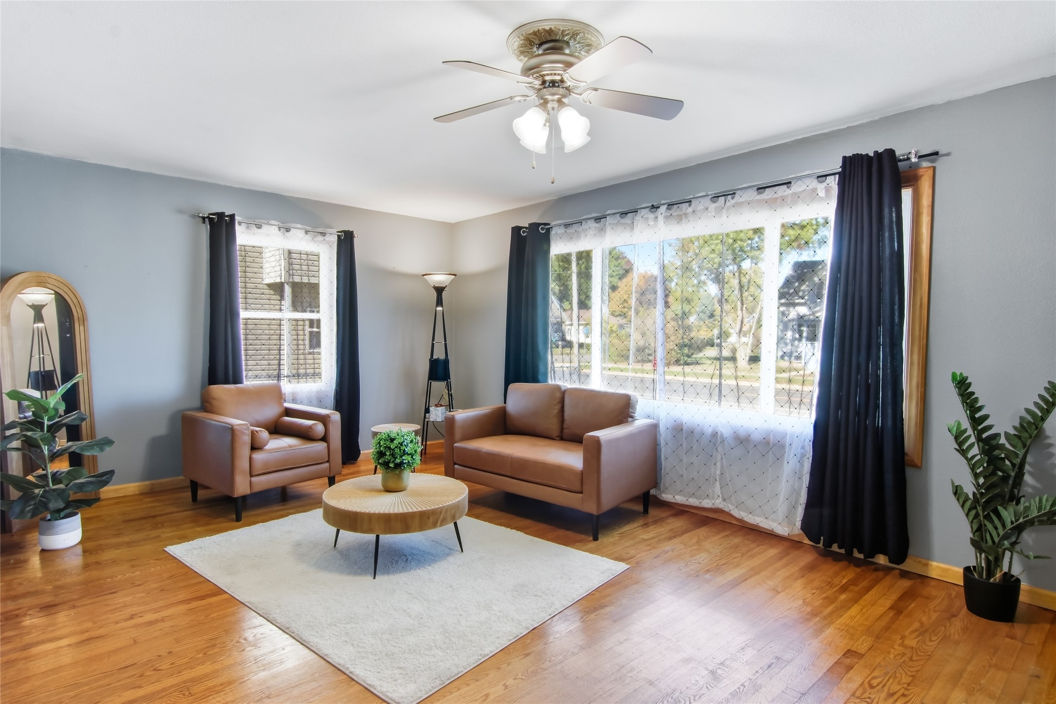 1043 Vine Street Property Photo 4