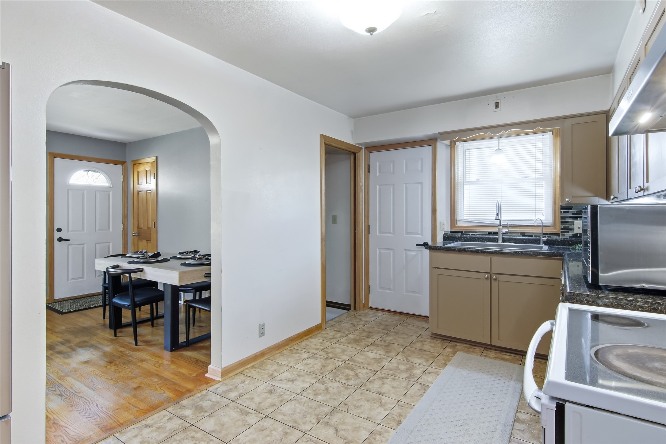 1043 Vine Street Property Photo 8