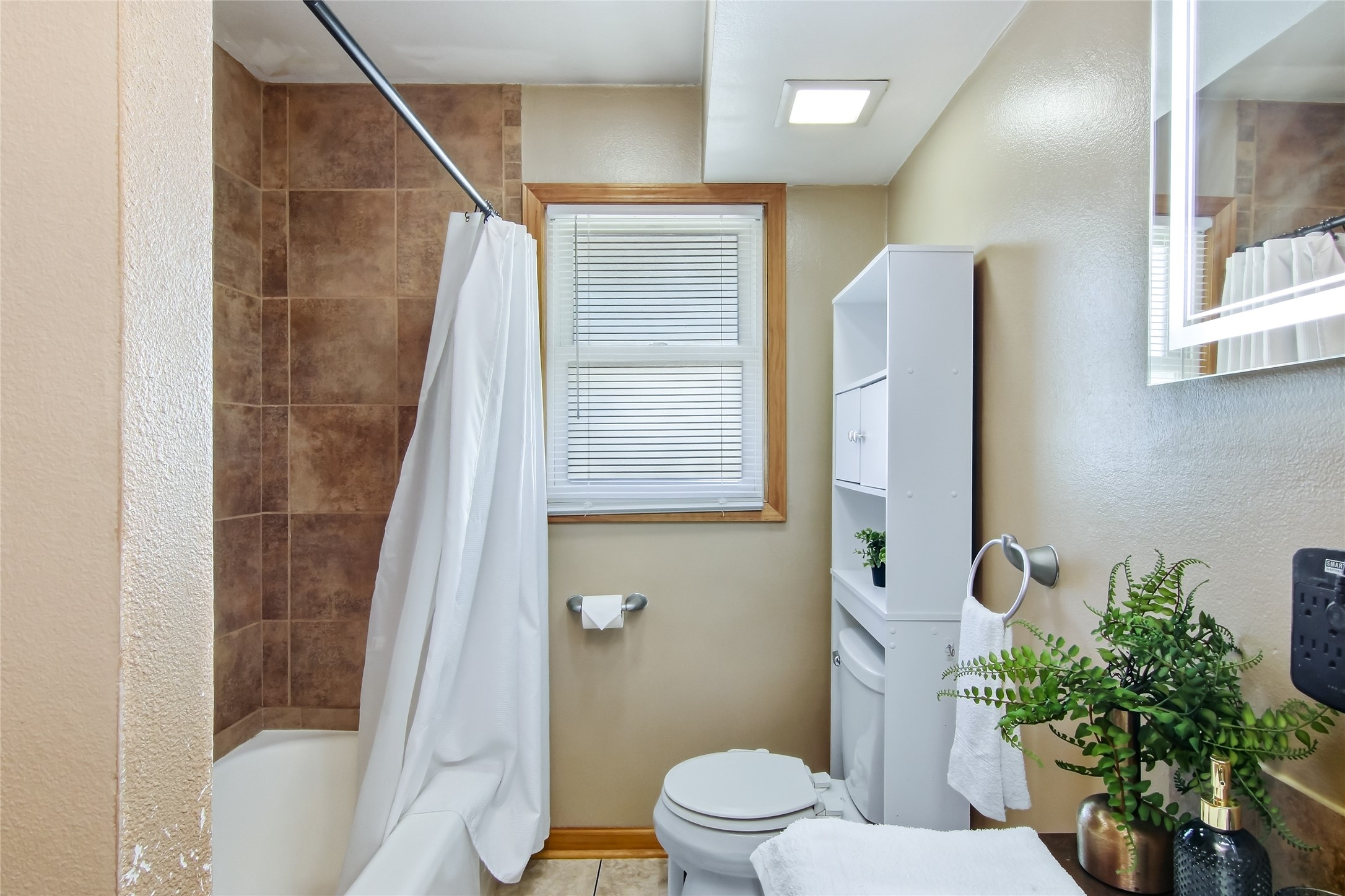 1043 Vine Street Property Photo 22