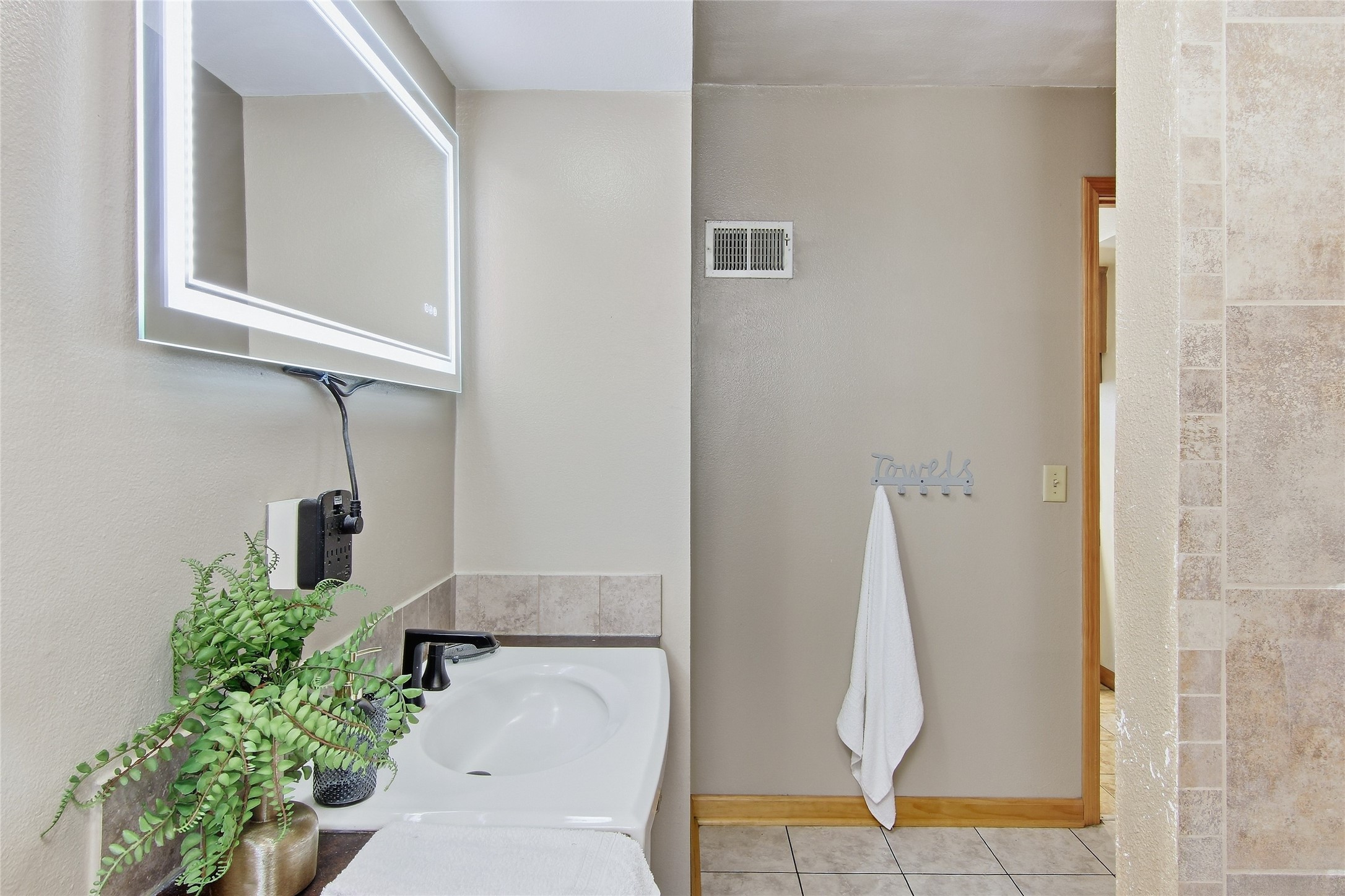 1043 Vine Street Property Photo 23