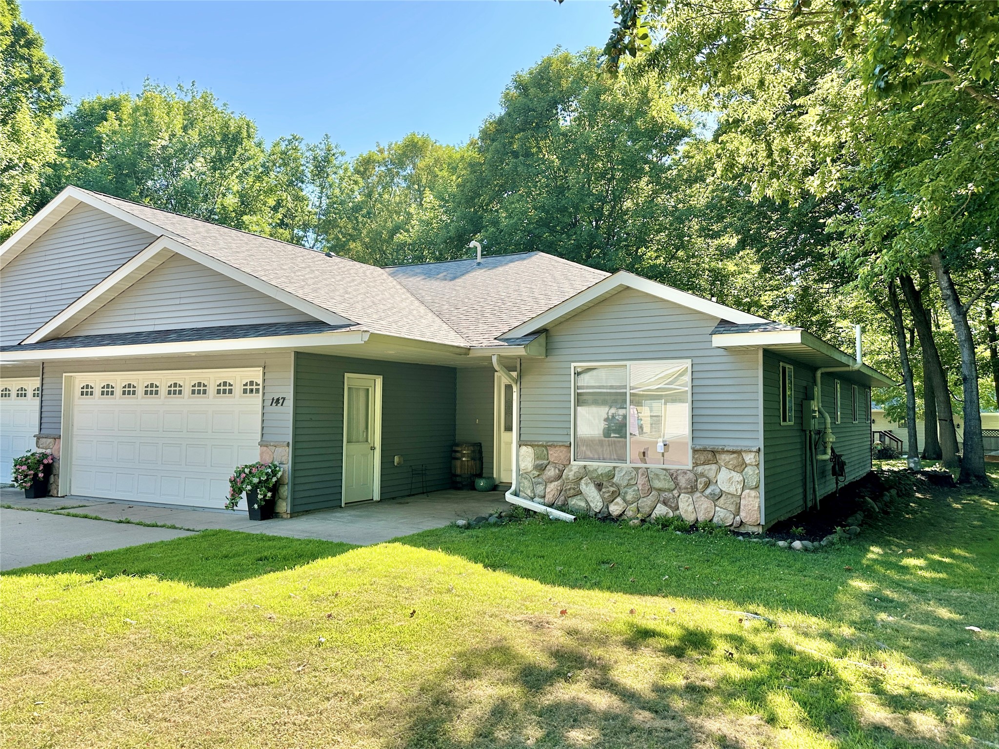147 Royal Oak Drive Property Photo 1