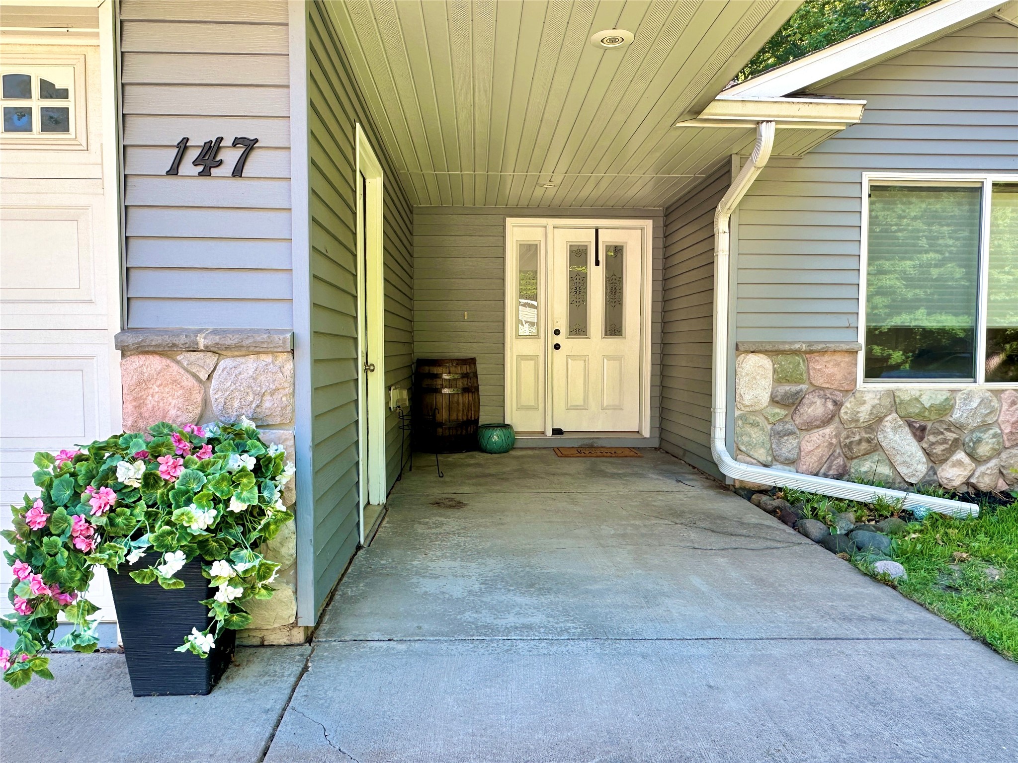 147 Royal Oak Drive Property Photo 2
