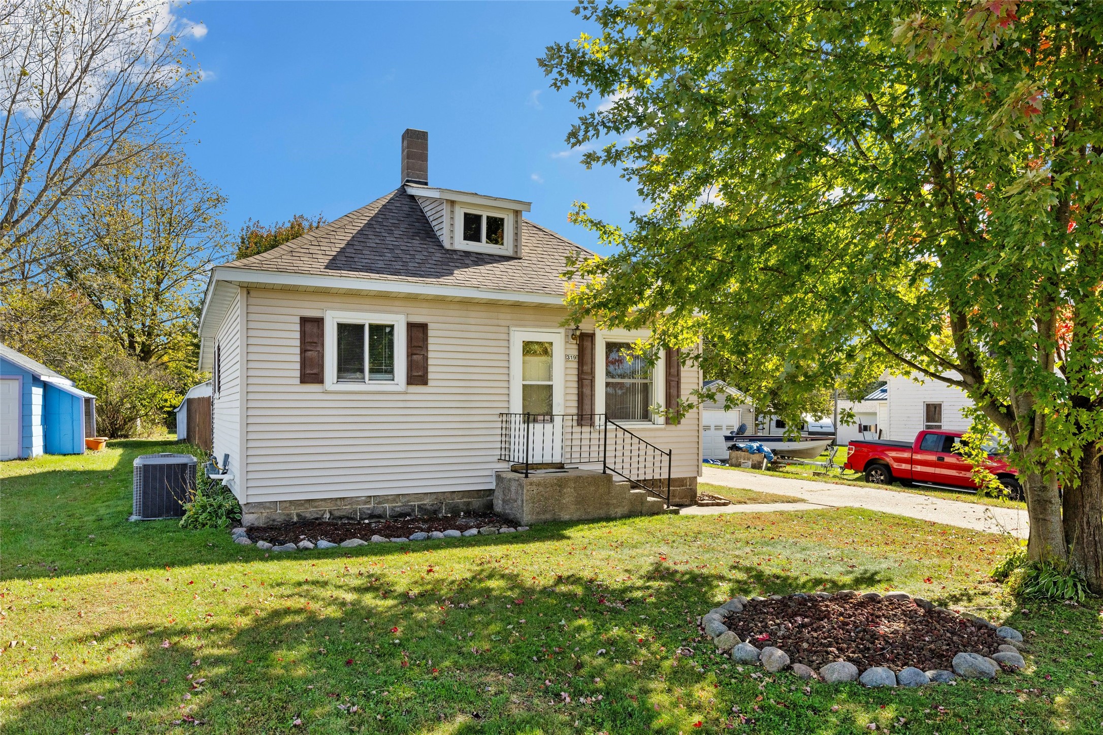 319 S Peterson Avenue Property Photo 2
