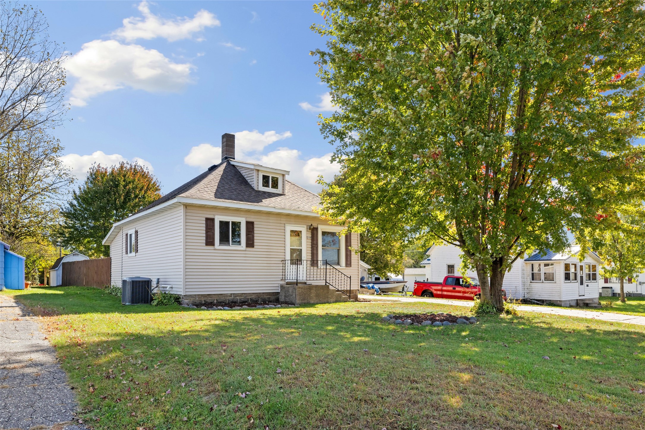 319 S Peterson Avenue Property Photo 3