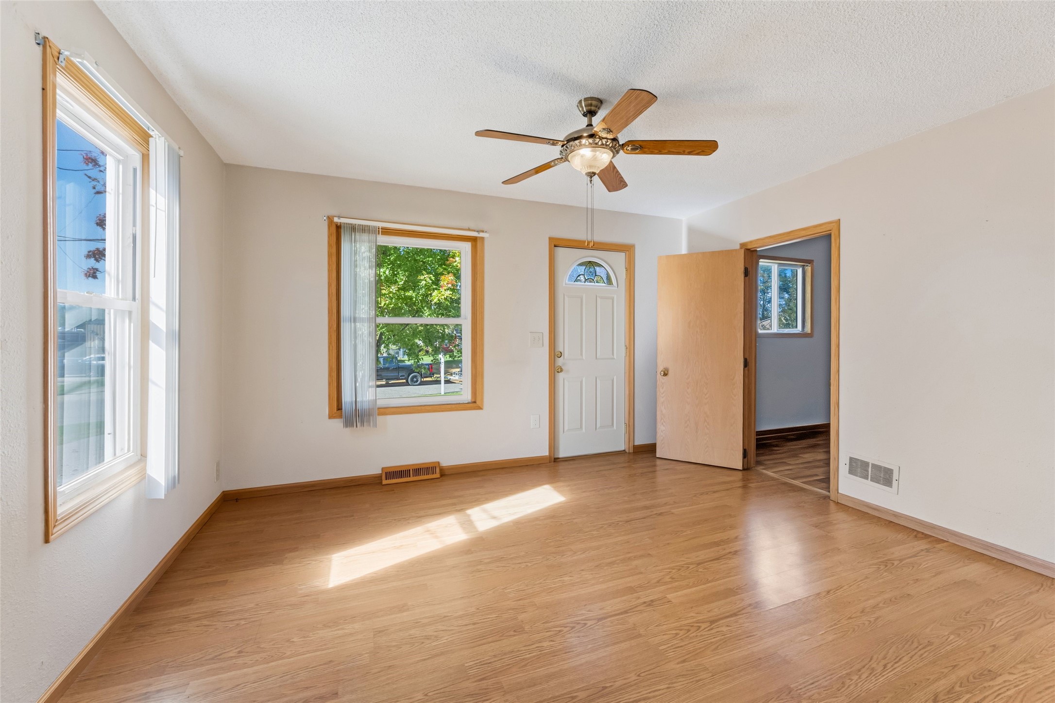 319 S Peterson Avenue Property Photo 4